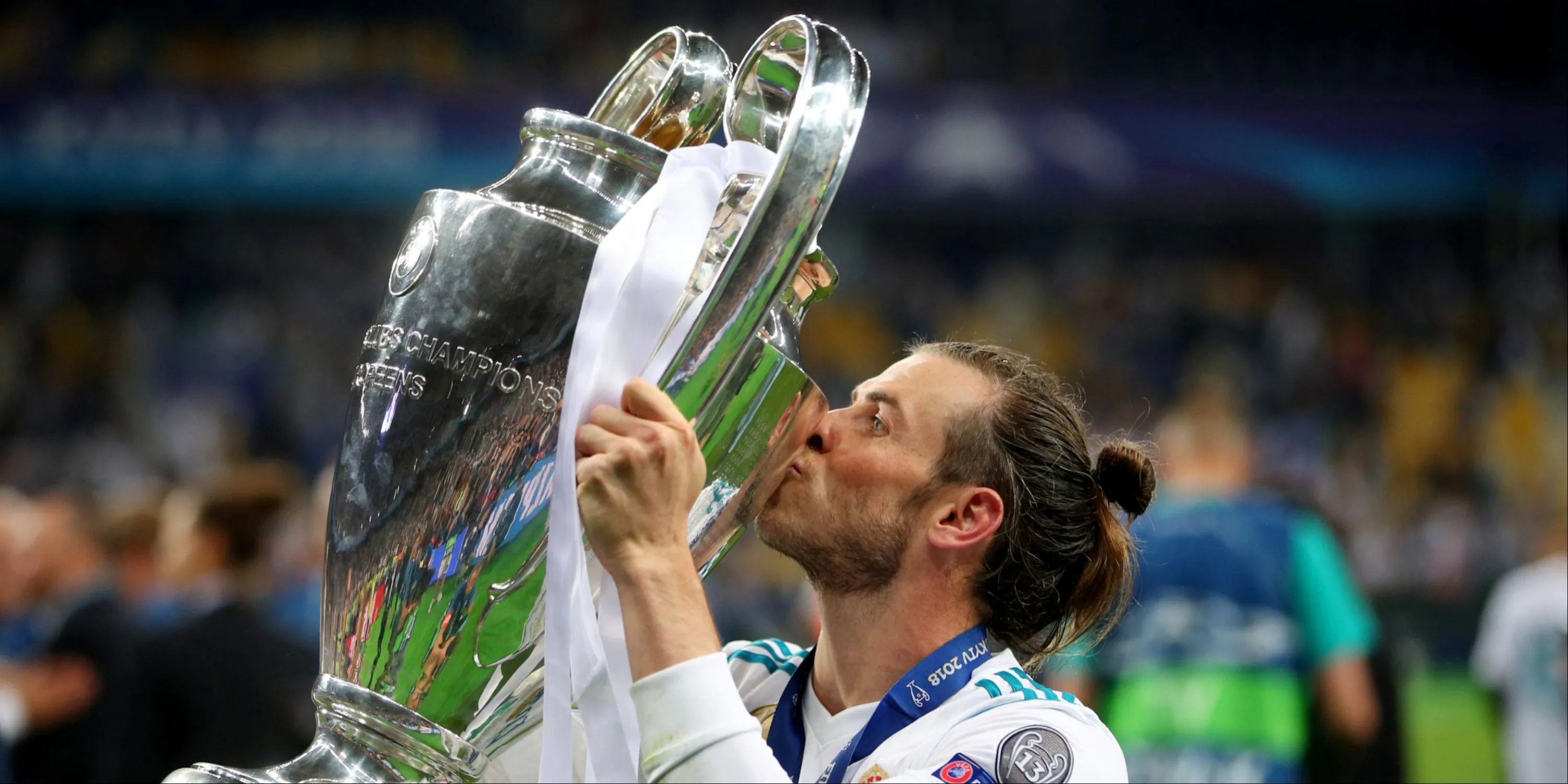 Gareth Bale cùng chiếc cúp Champions League, biểu tượng cho thế hệ Galacticos thứ hai của Real Madrid