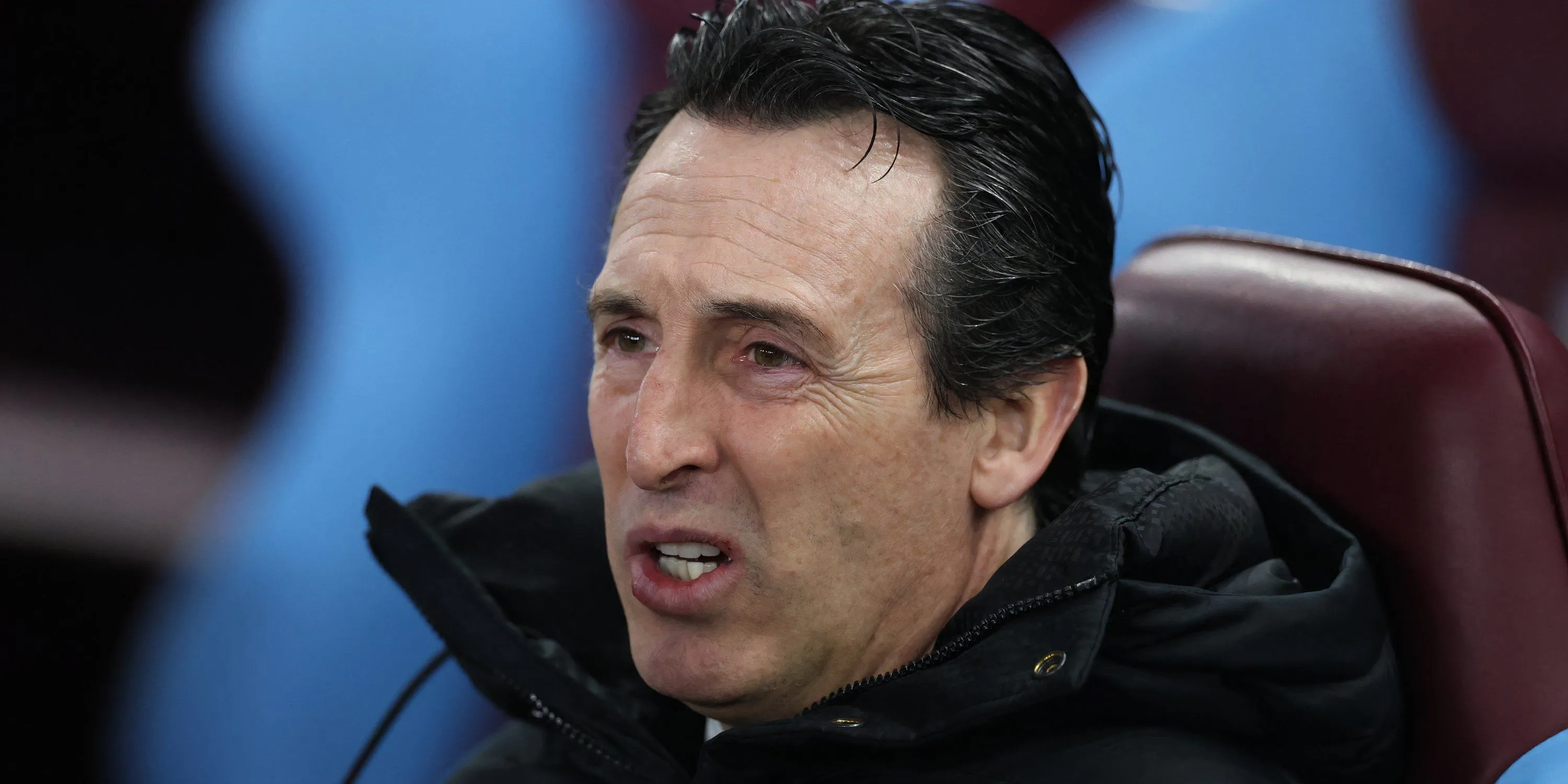 Huấn luyện viên Unai Emery của Aston Villa đang đưa ra chỉ đạo cho các học trò
