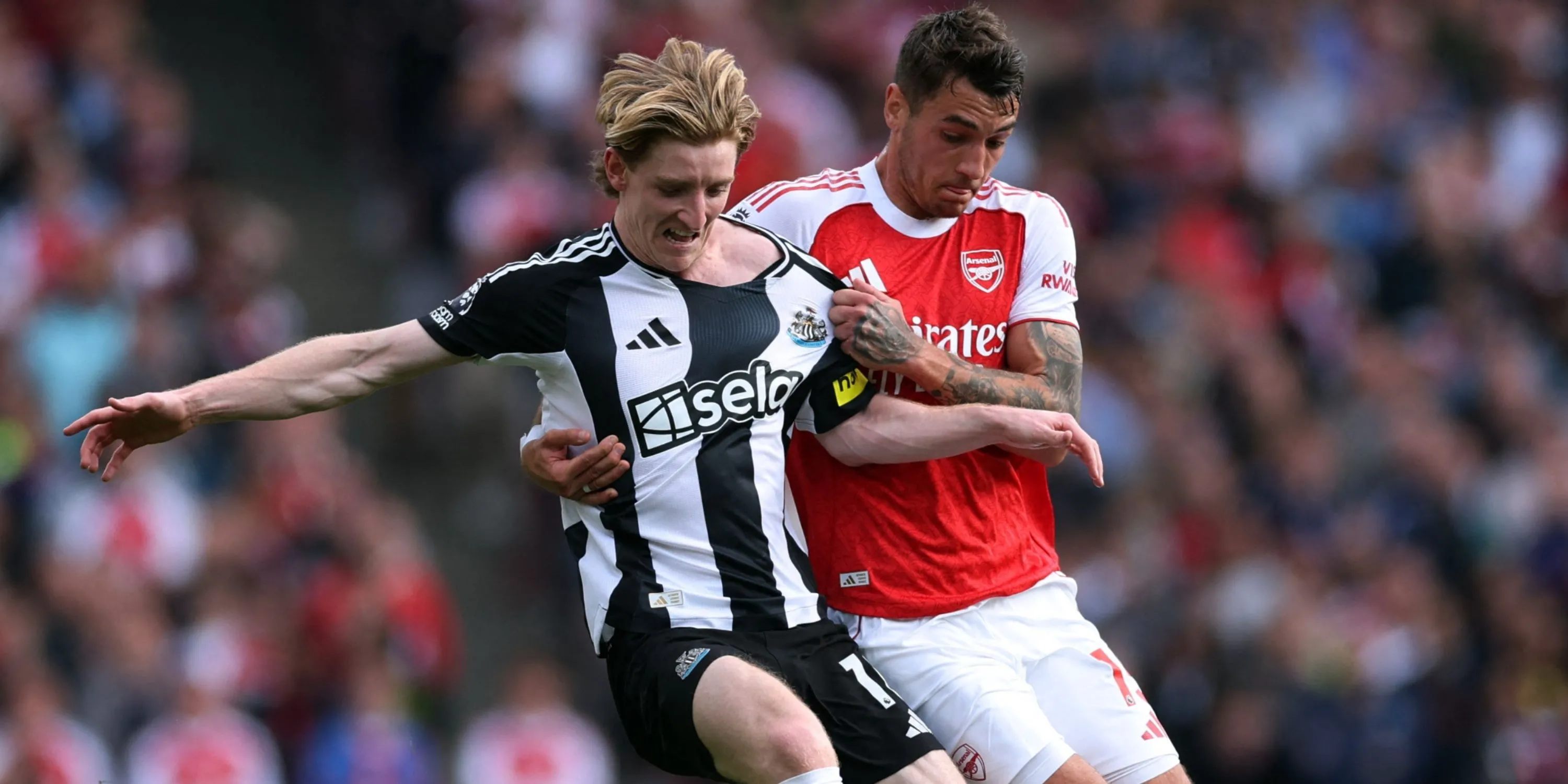 Jakub Kiwior trong trận đấu với Newcastle