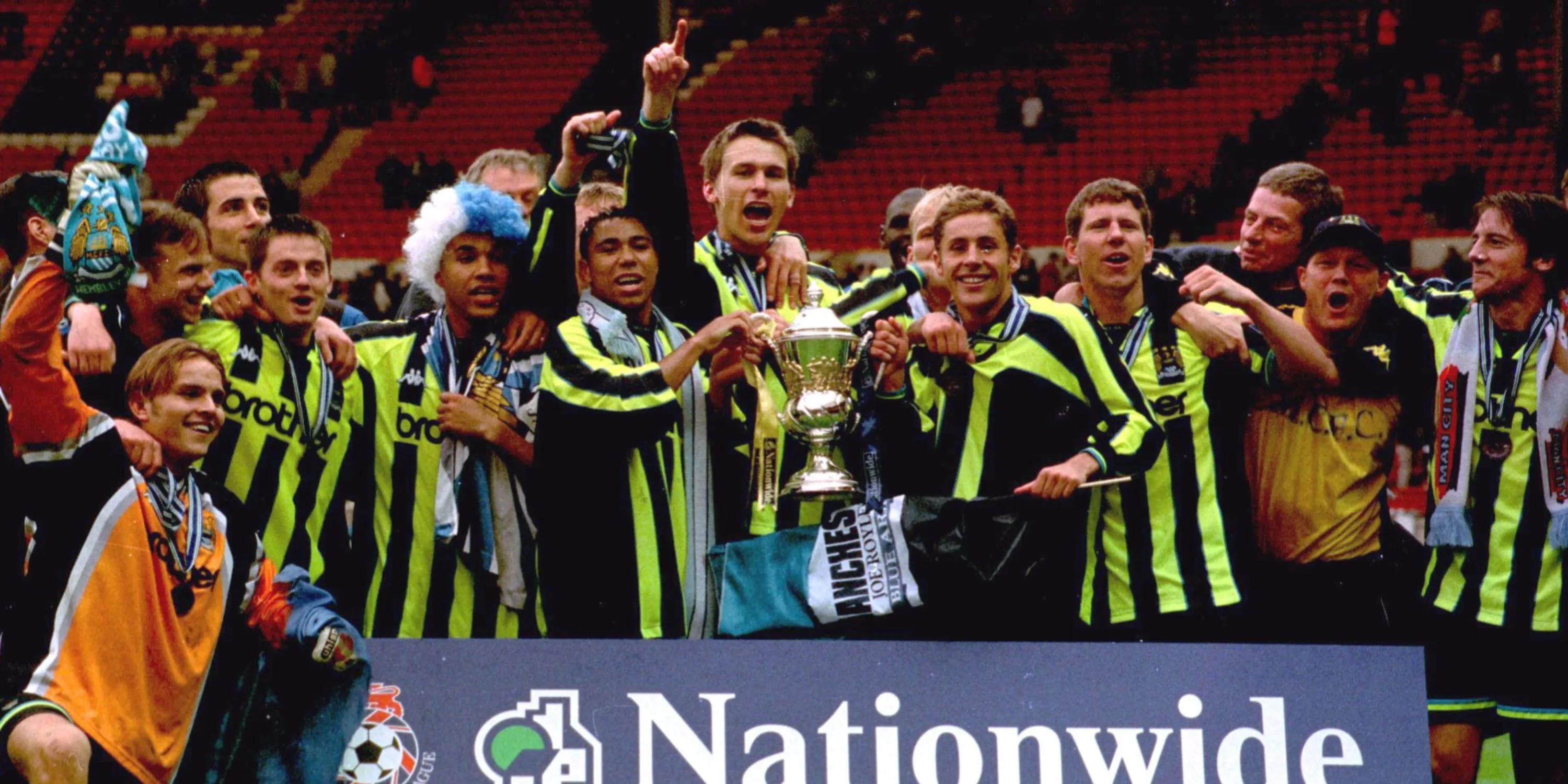 Manchester City ăn mừng chiến thắng kịch tính trong trận chung kết play-off thăng hạng