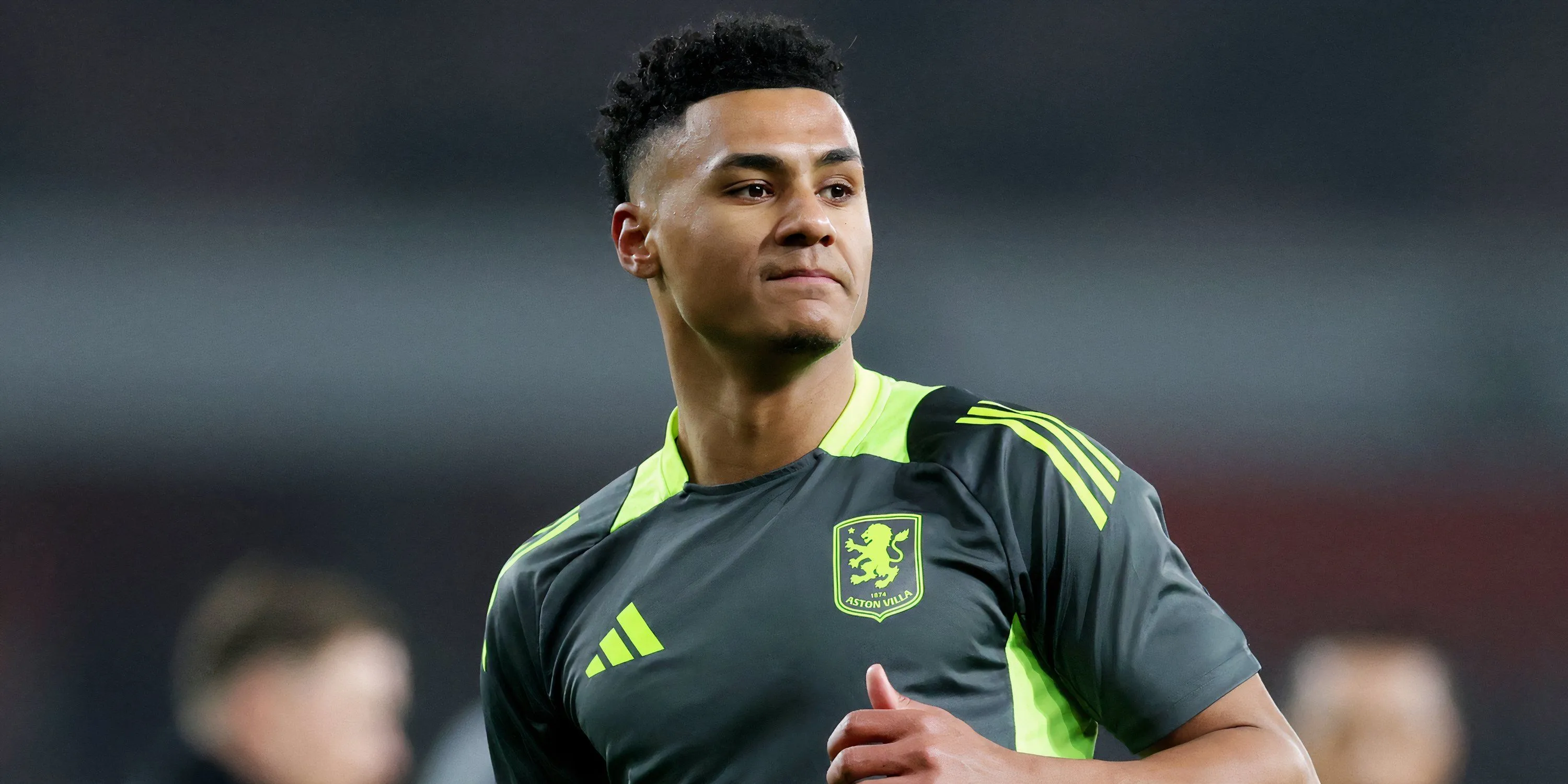 Ollie Watkins trong buổi khởi động trước trận đấu cùng Aston Villa