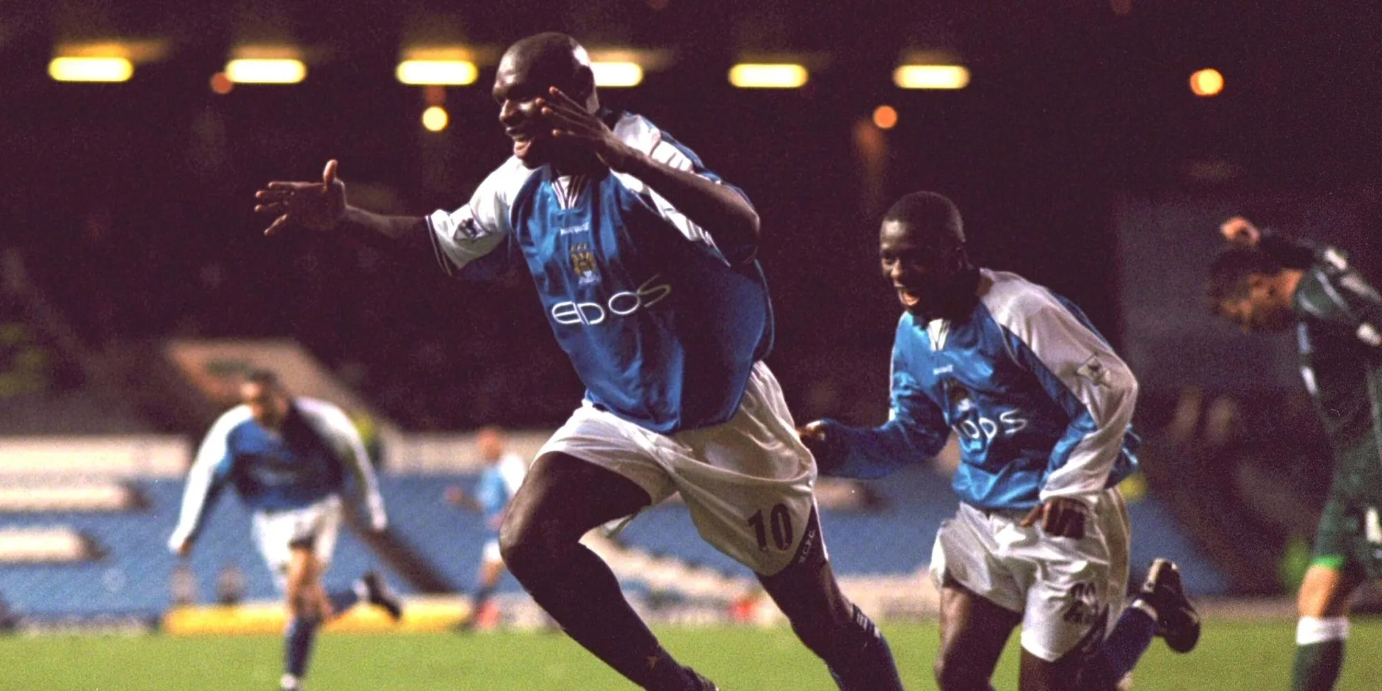 Shaun Goater của Manchester City ăn mừng bàn thắng trong một trận đấu quan trọng