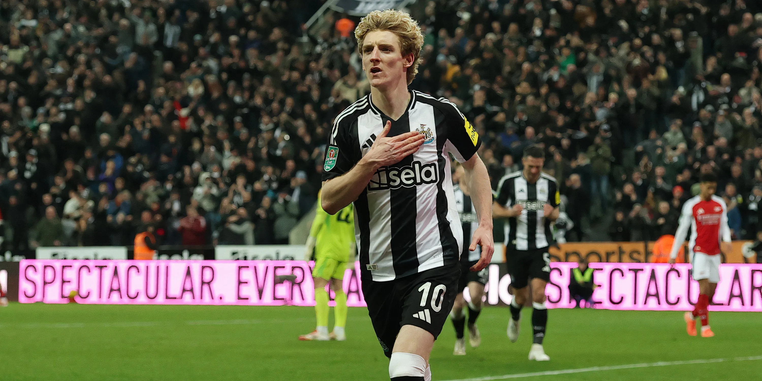 Anthony Gordon trong buổi tập của Newcastle United cùng huấn luyện viên Eddie Howe