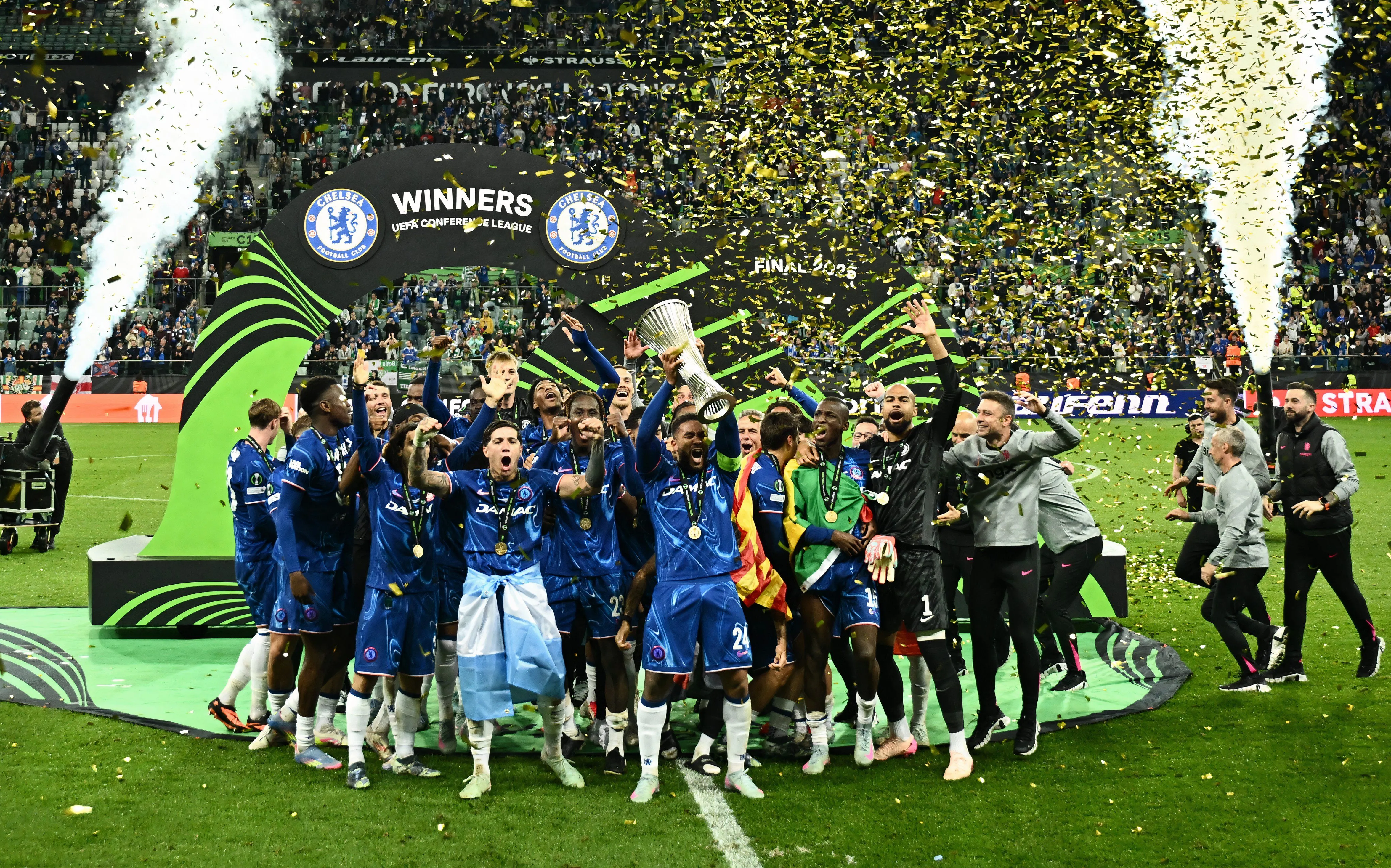 Cầu thủ Chelsea ăn mừng sau trận thắng ở Europa Conference League