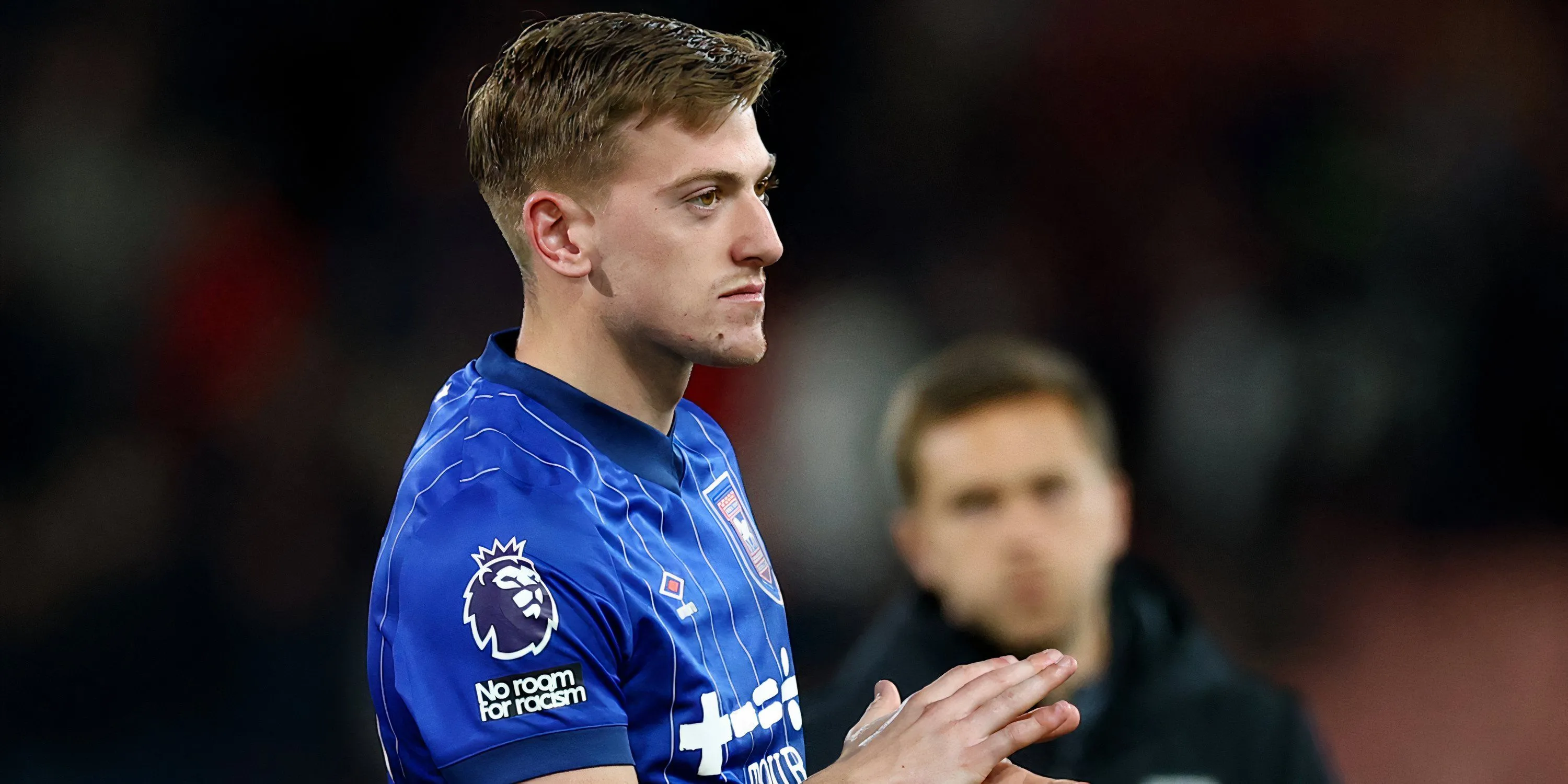 Chân dung tiền đạo trẻ Liam Delap trong màu áo Ipswich Town