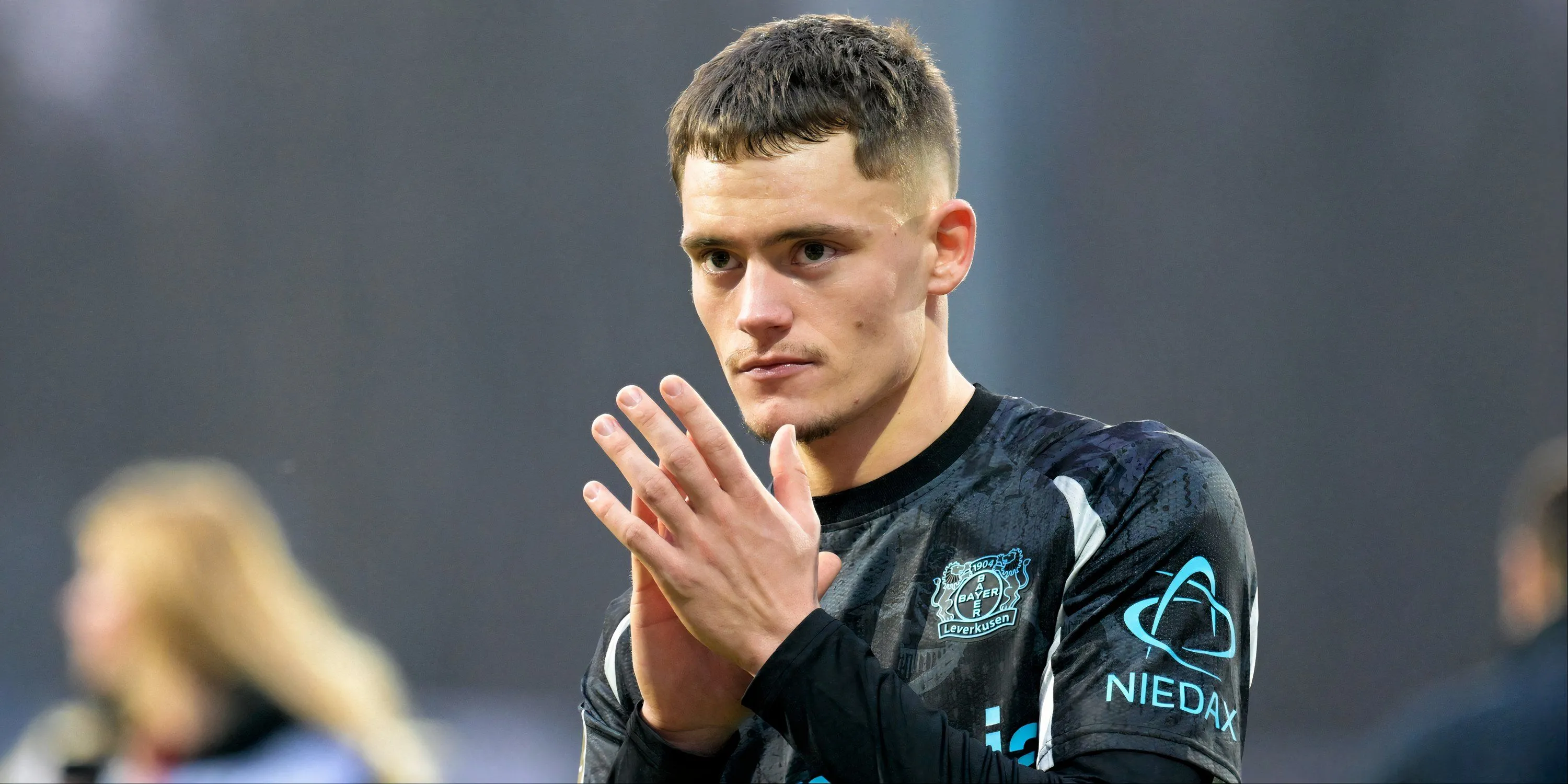 Florian Wirtz trên sân trong màu áo Bayer Leverkusen
