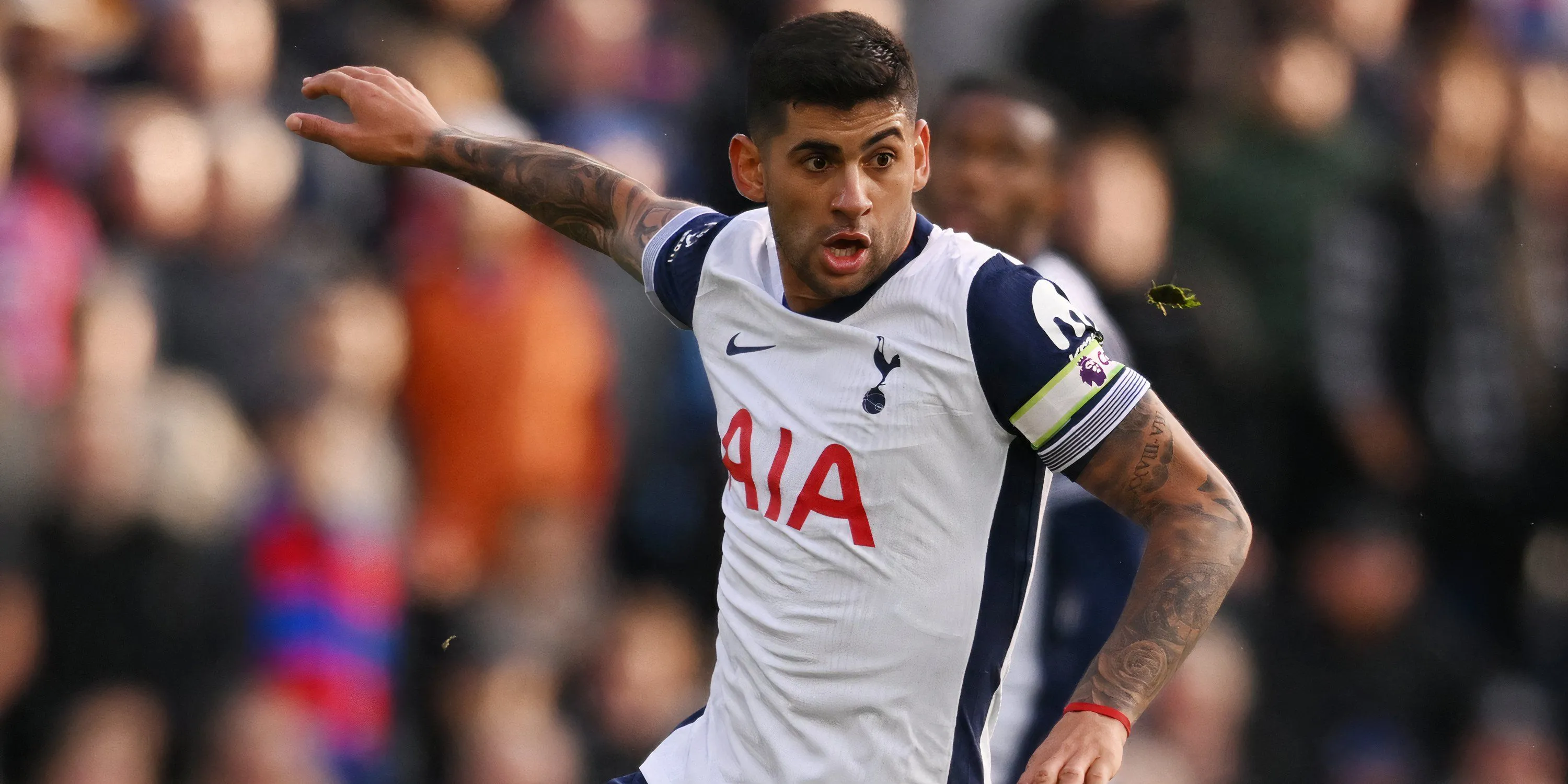 Hậu vệ Cristian Romero của Tottenham trong một pha tranh chấp