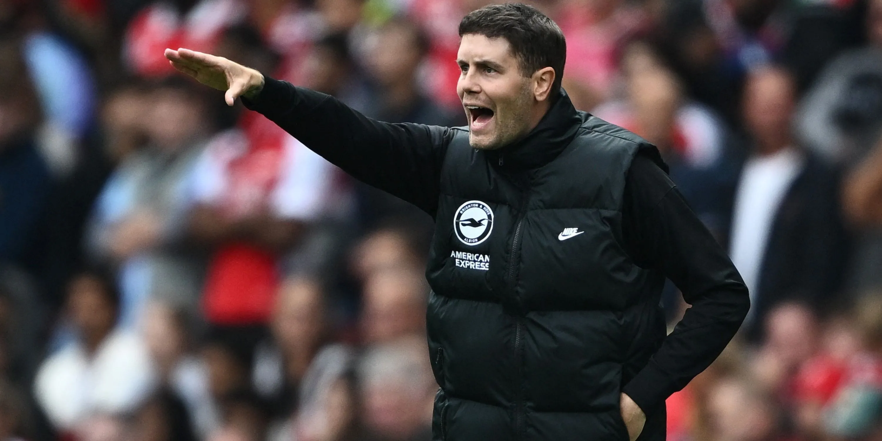 HLV Fabian Hurzeler trên đường biên chỉ đạo cho Brighton