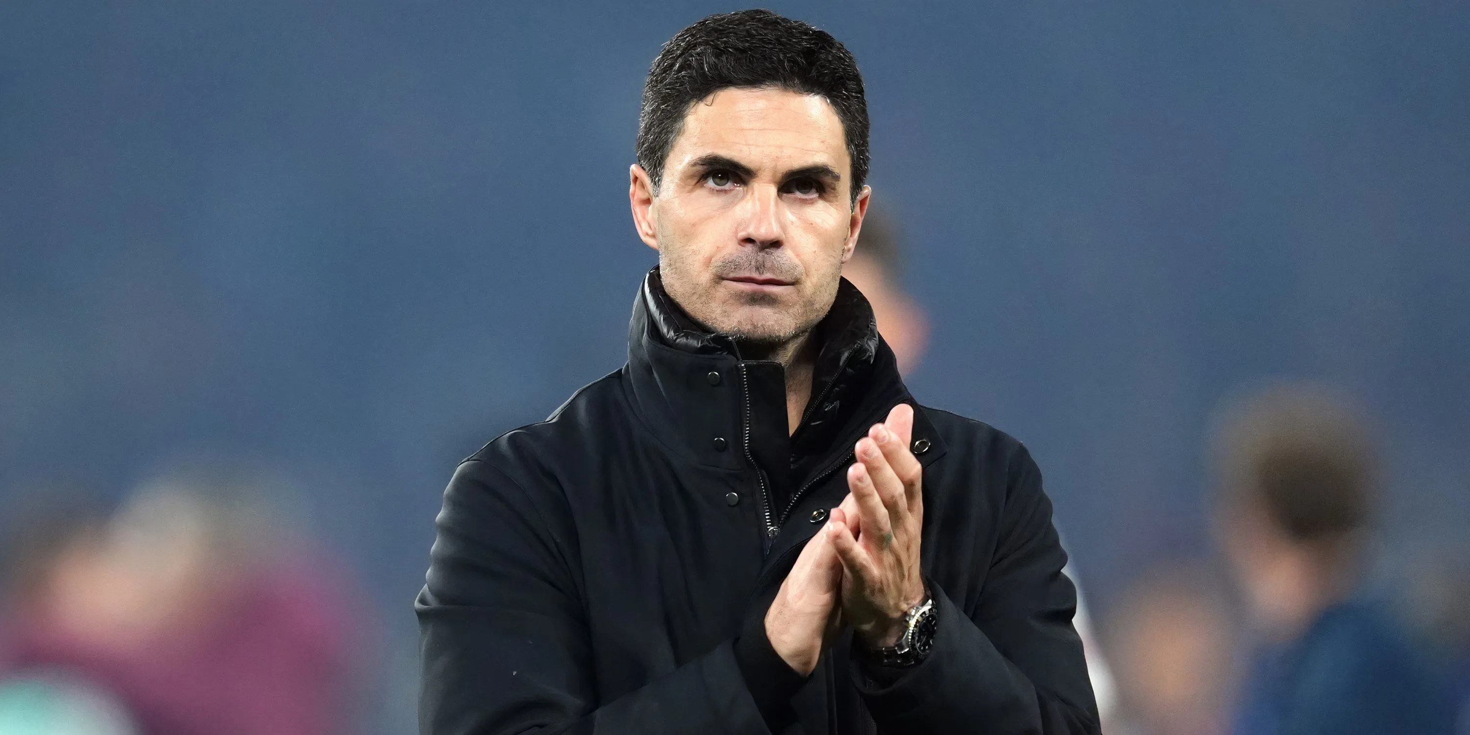 HLV Mikel Arteta của Arsenal vỗ tay cảm ơn người hâm mộ, ông đang tìm kiếm tiền đạo mới