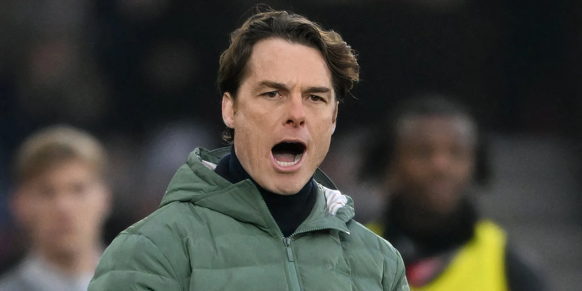 HLV Scott Parker của Burnley theo dõi trận đấu từ khu vực kỹ thuật