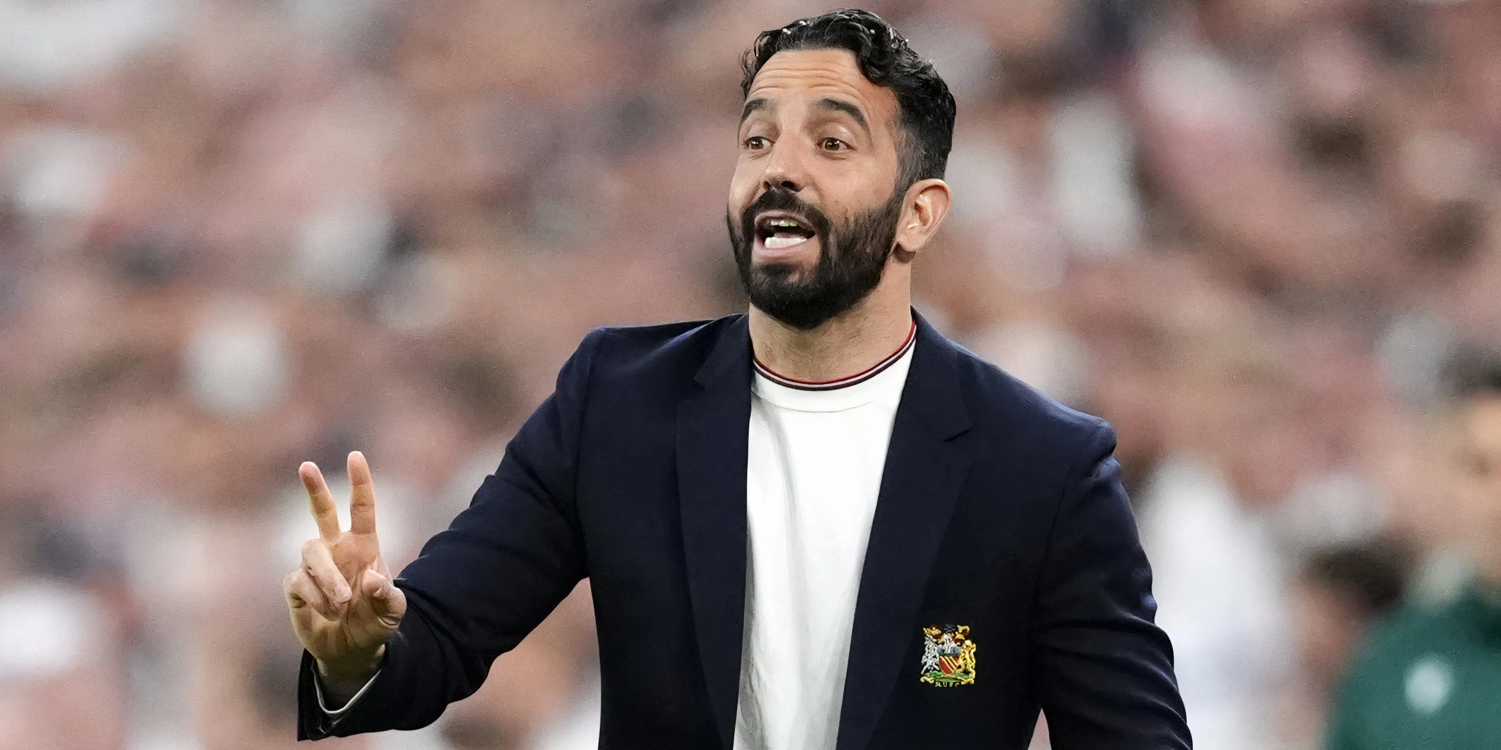Huấn luyện viên trưởng Manchester United Ruben Amorim trên đường biên