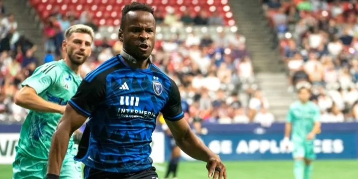 Jeremy Ebobisse đeo đai Q-Collar khi thi đấu bóng đá
