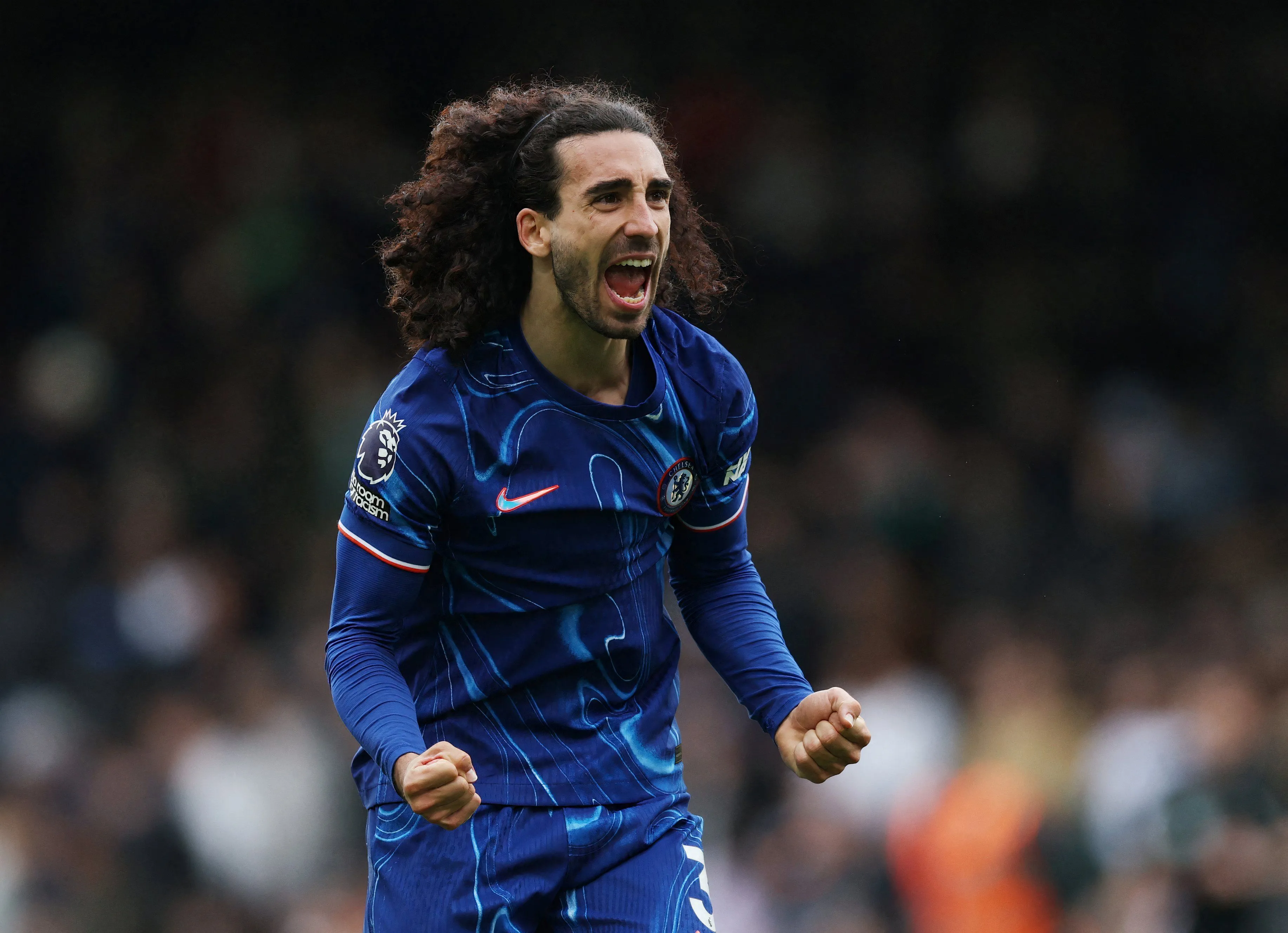 Marc Cucurella ăn mừng bàn thắng trong trận Chelsea vs Manchester United