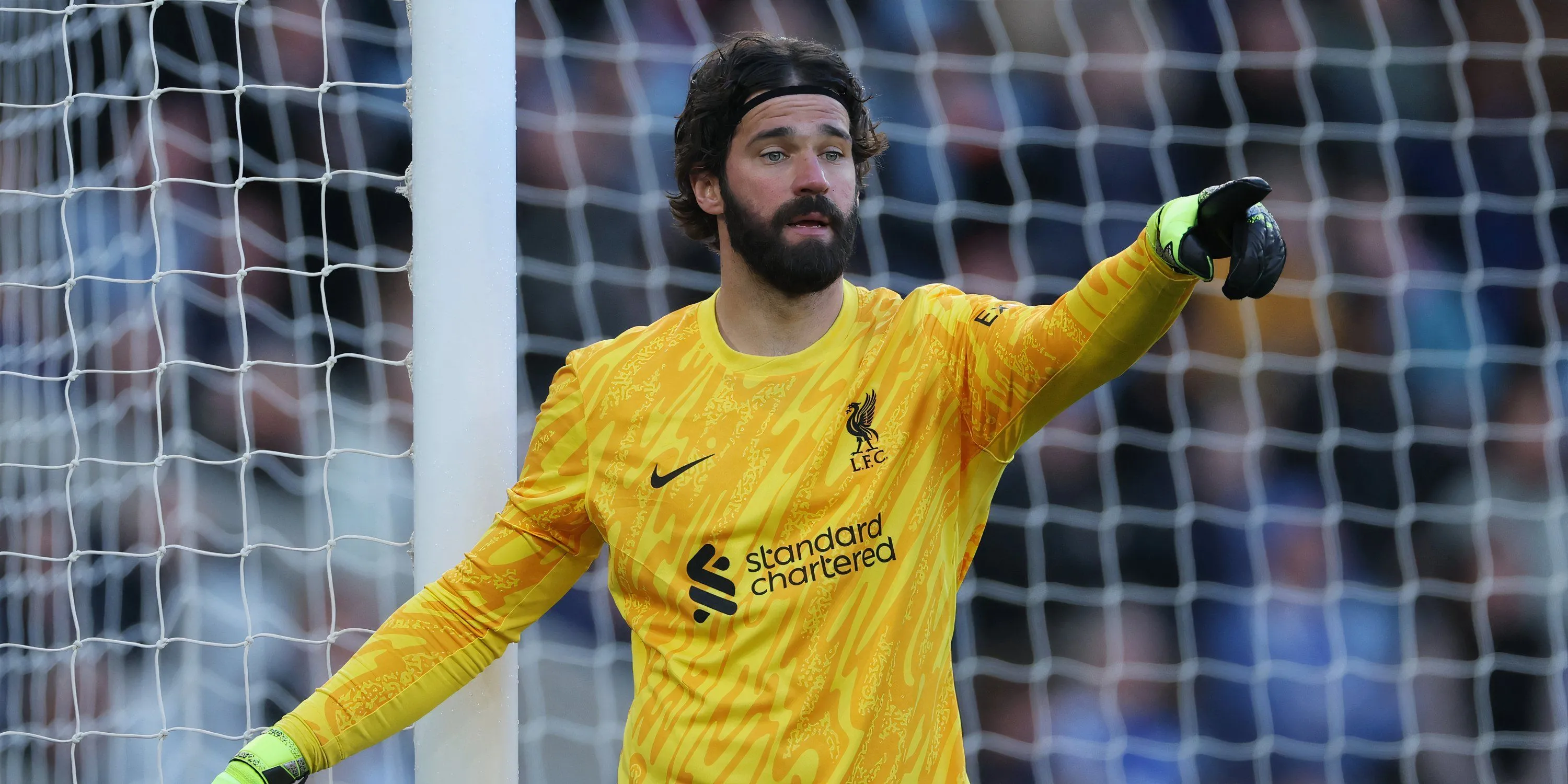 Thủ môn Alisson Becker của Liverpool trên sân Premier League