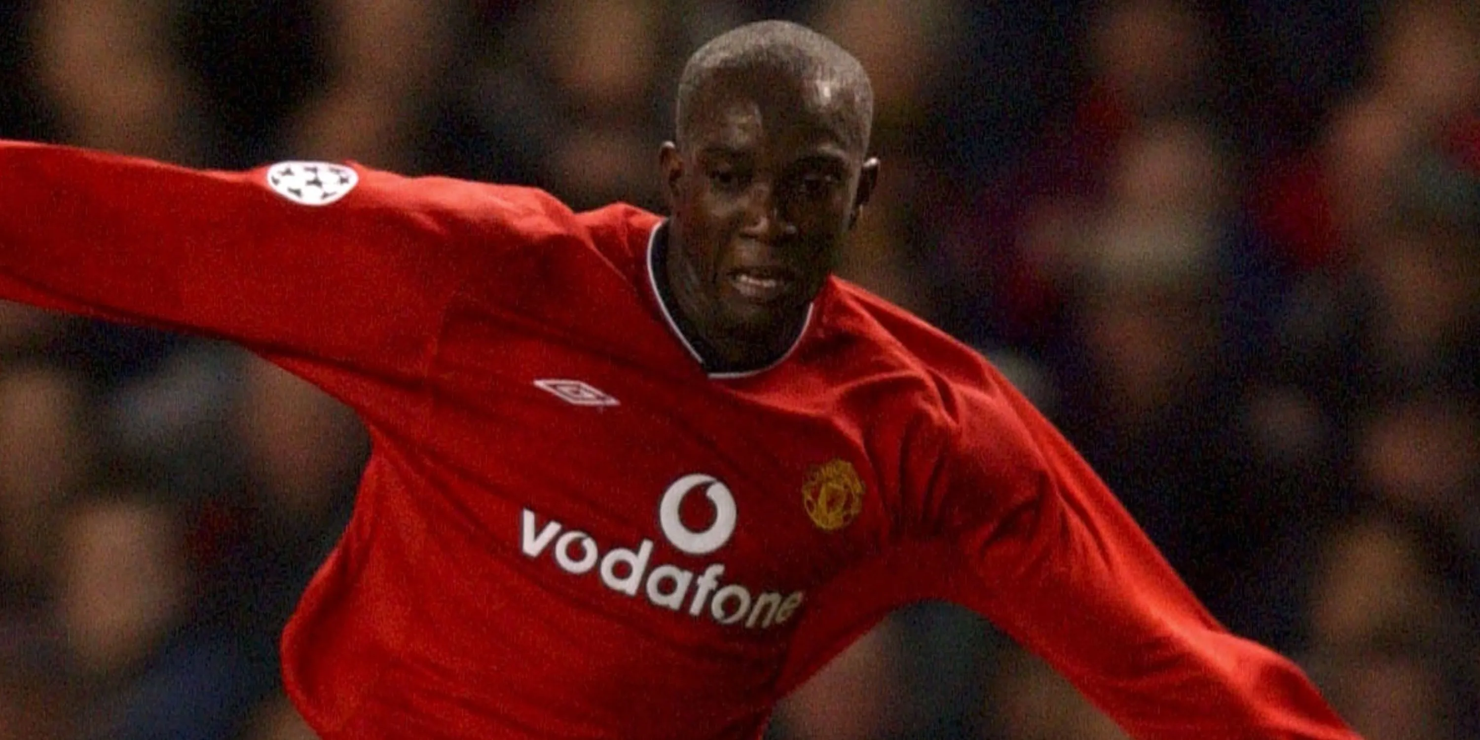 Tiền đạo Dwight Yorke trong màu áo Manchester United thời kỳ giành cú ăn ba lịch sử