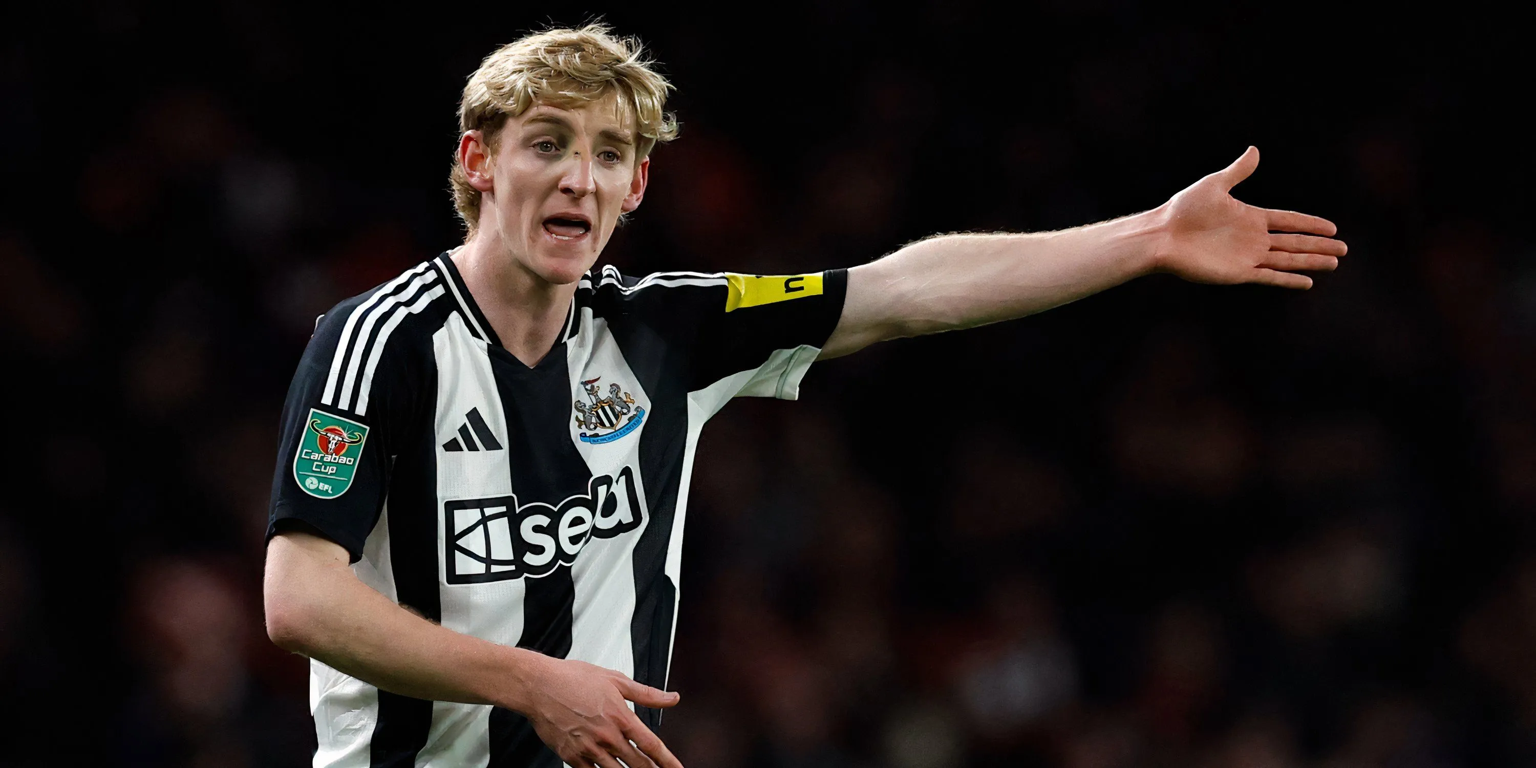 Tiền vệ cánh Anthony Gordon thi đấu năng nổ trong màu áo Newcastle United