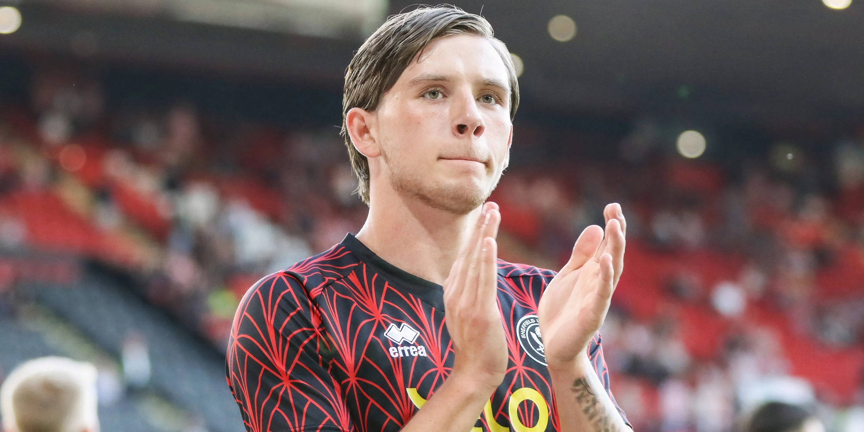 Tiền vệ Sydie Peck của Sheffield United vỗ tay tri ân cổ động viên