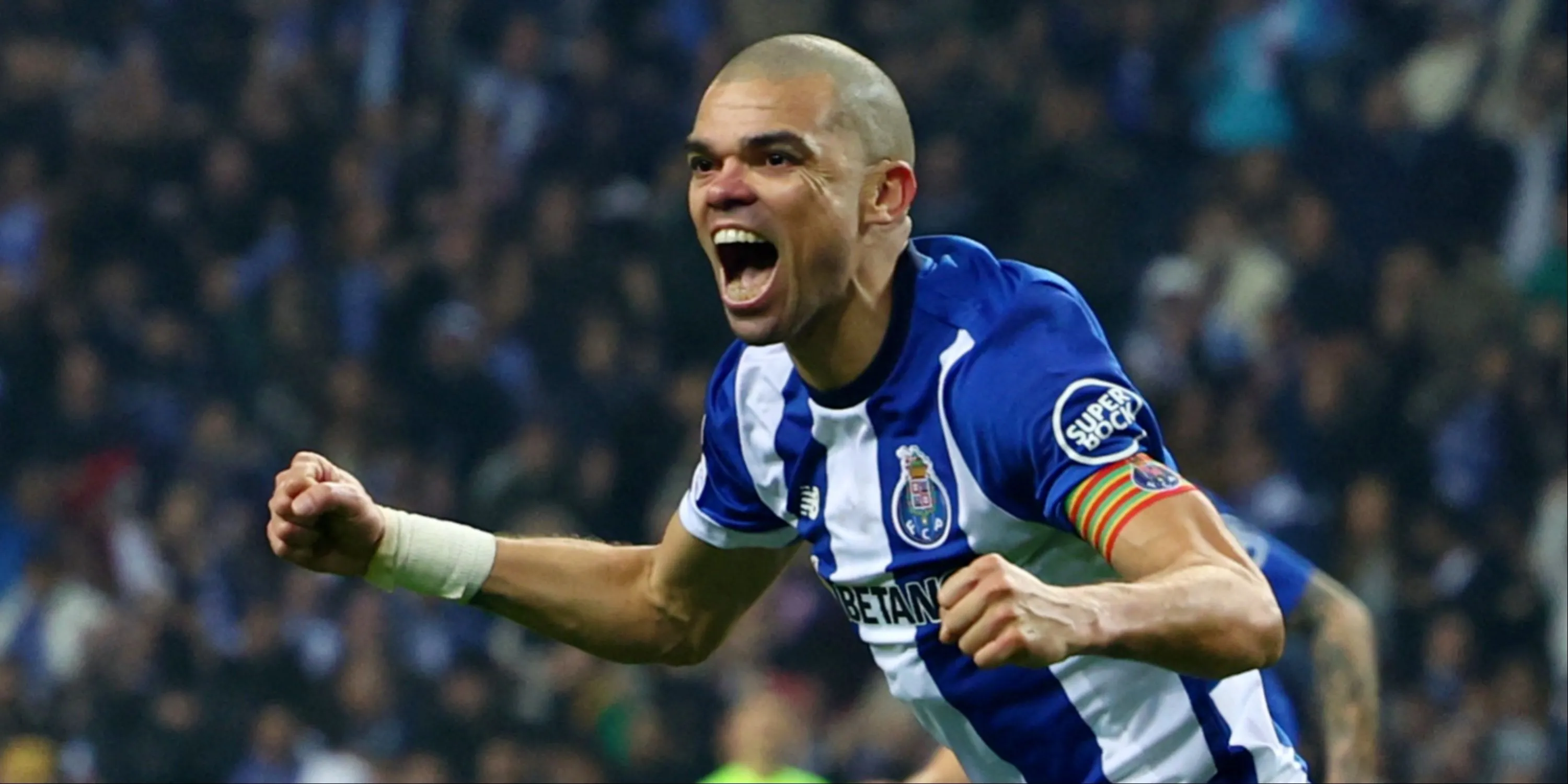 Trung vệ Pepe ăn mừng cùng Porto, một sản phẩm thành công từ lò đào tạo Dragões