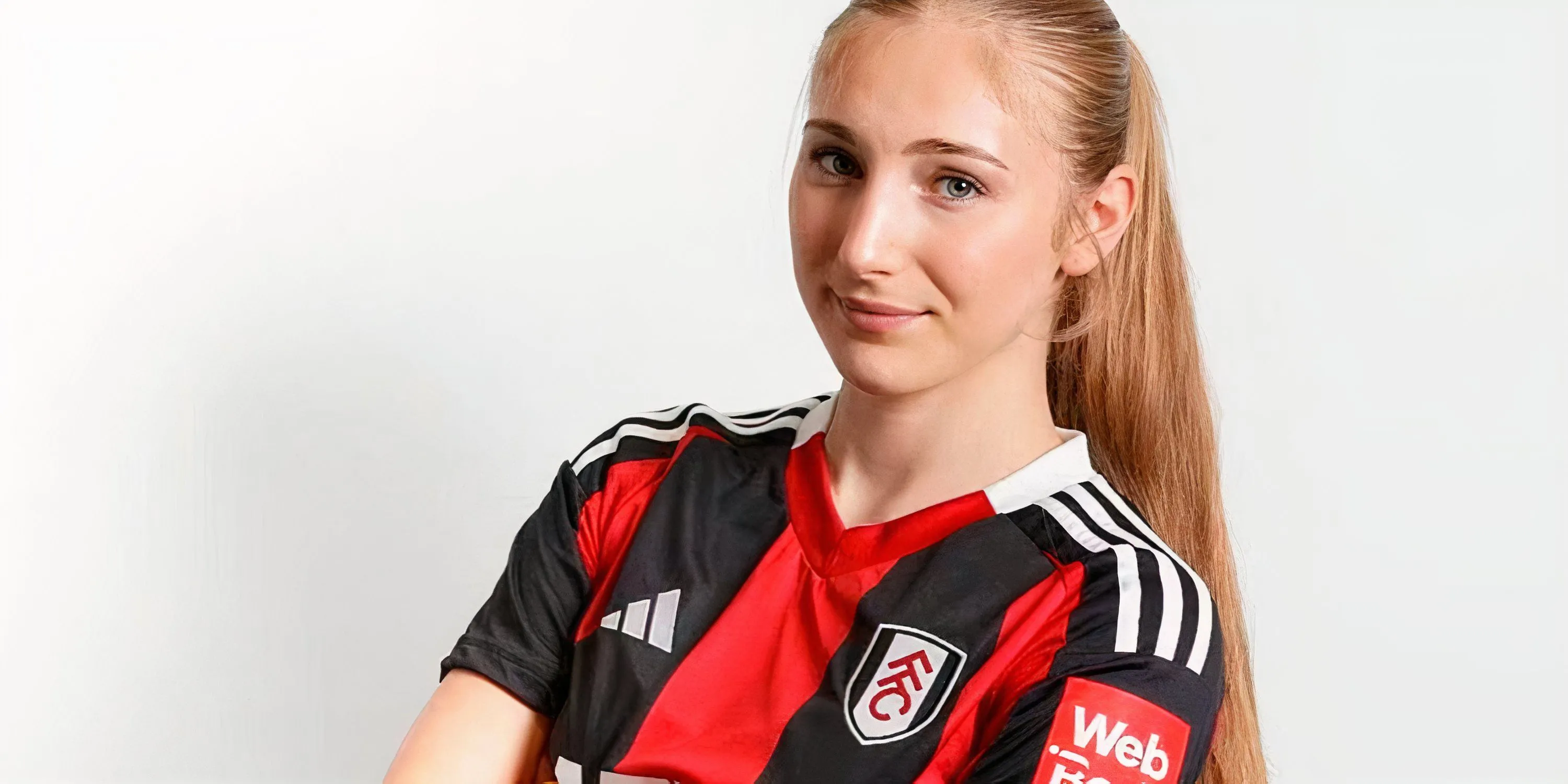 Adela Cechova, con gái Petr Cech, tài năng trẻ ở vị trí hậu vệ tại Fulham