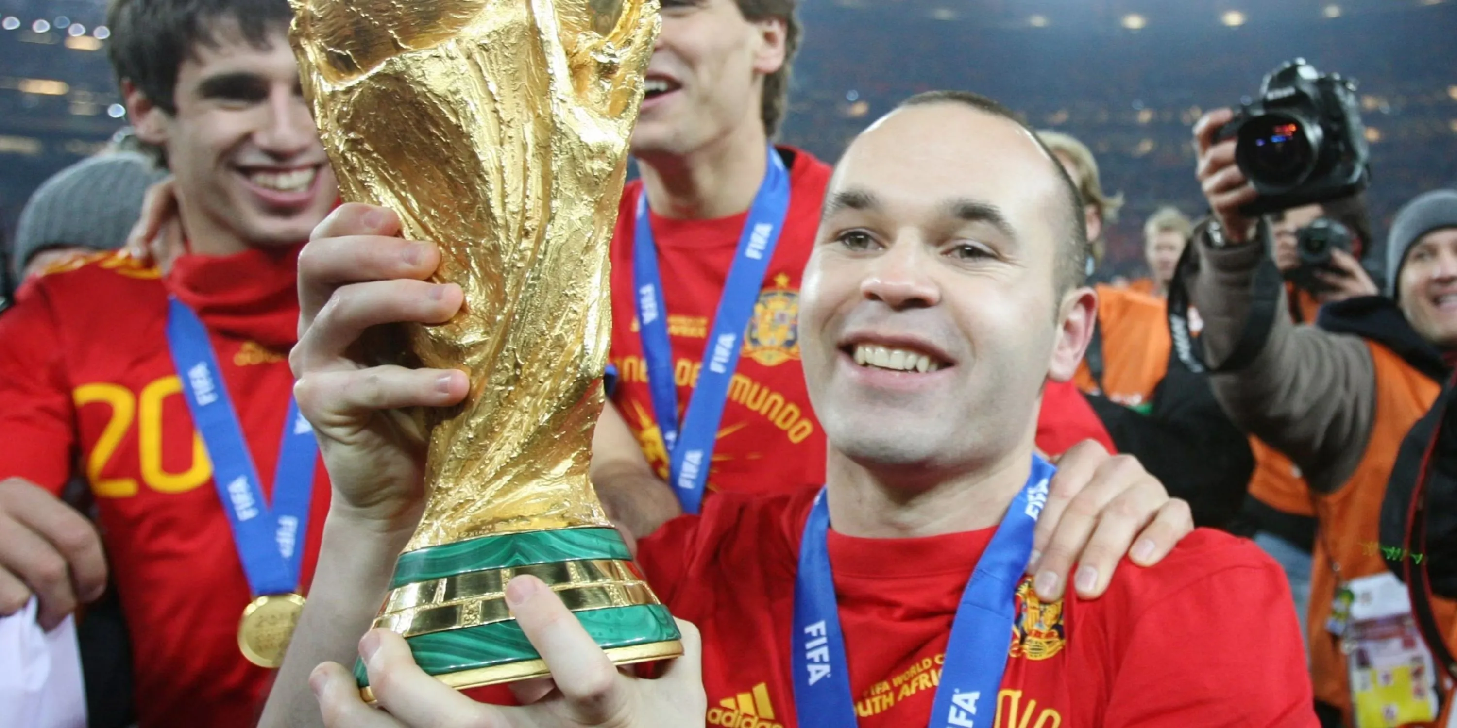 Andres Iniesta kiểm soát bóng