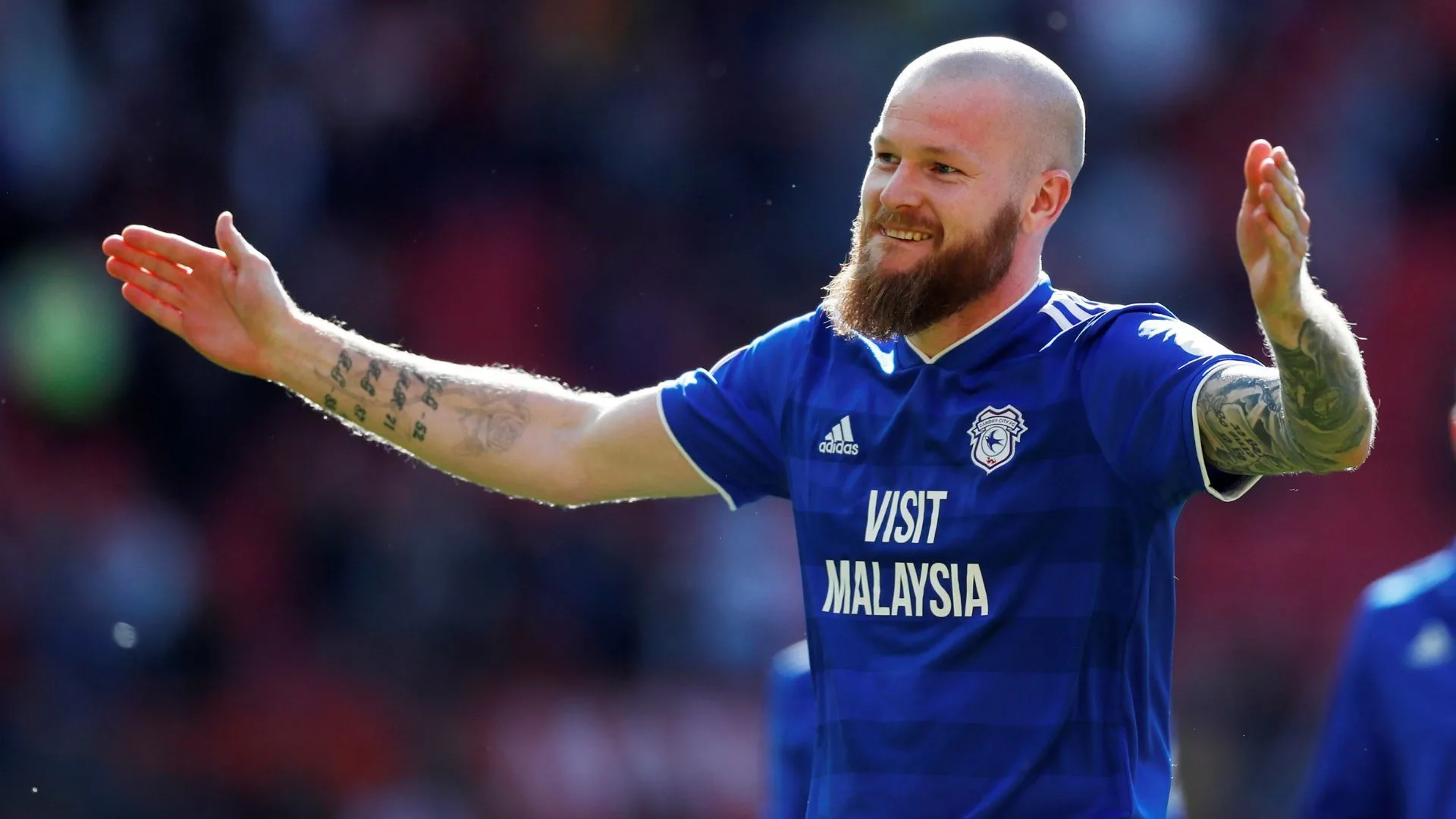 Aron Gunnarsson ăn mừng bàn thắng cùng Cardiff City