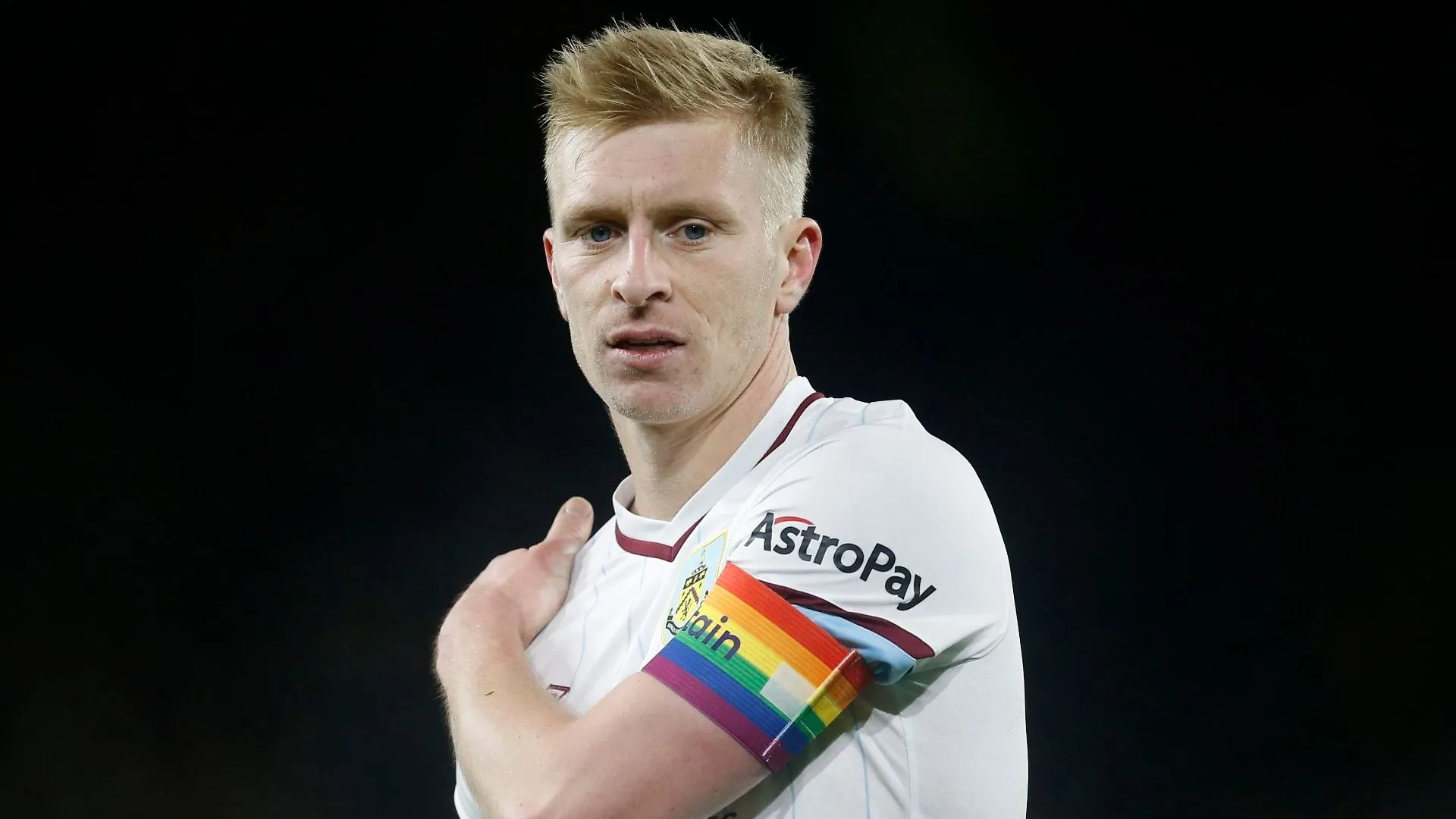 Ben Mee thi đấu chắc chắn ở vị trí trung vệ cho Burnley