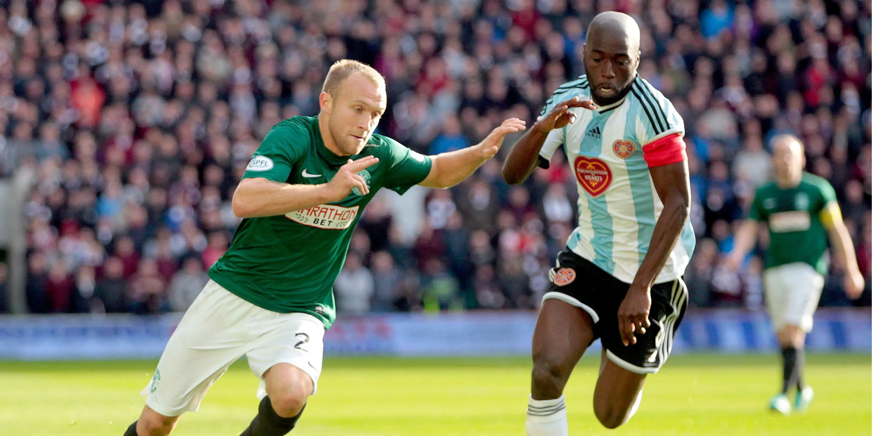 Cầu thủ Hearts và Hibernian trên sân