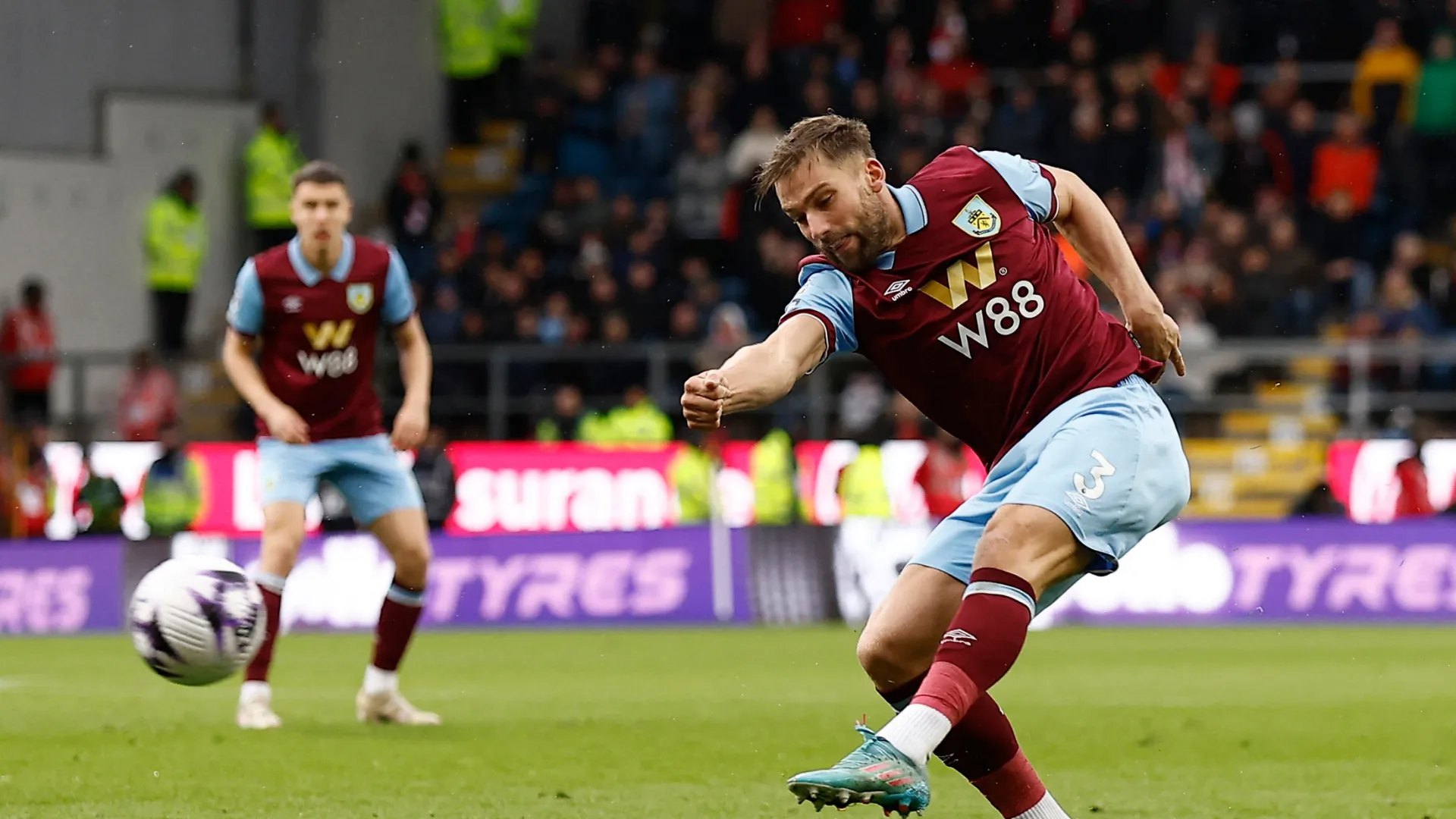 Charlie Taylor, hậu vệ của Southampton được Norwich City quan tâm.