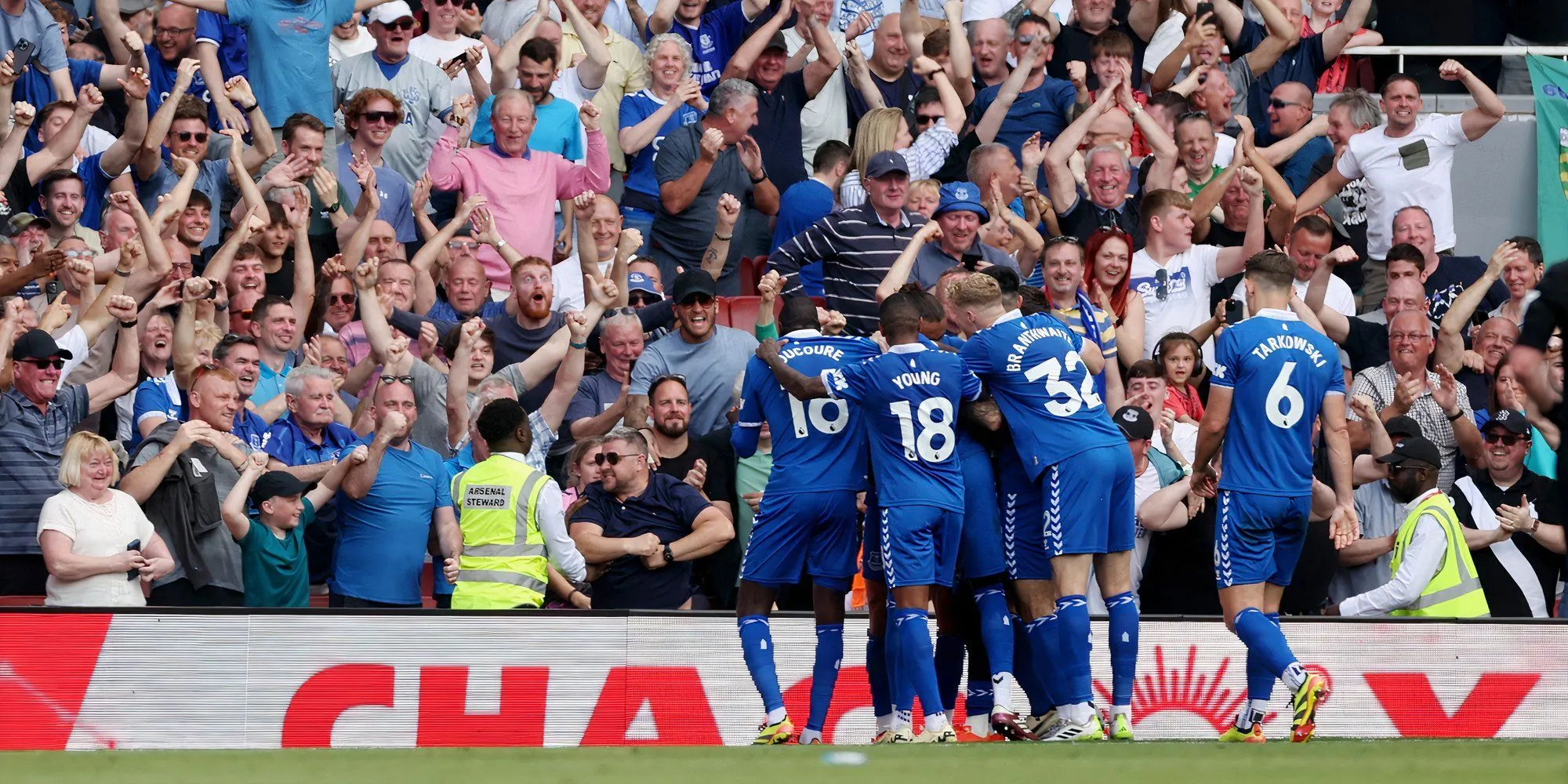 Cổ động viên Everton ăn mừng chiến thắng
