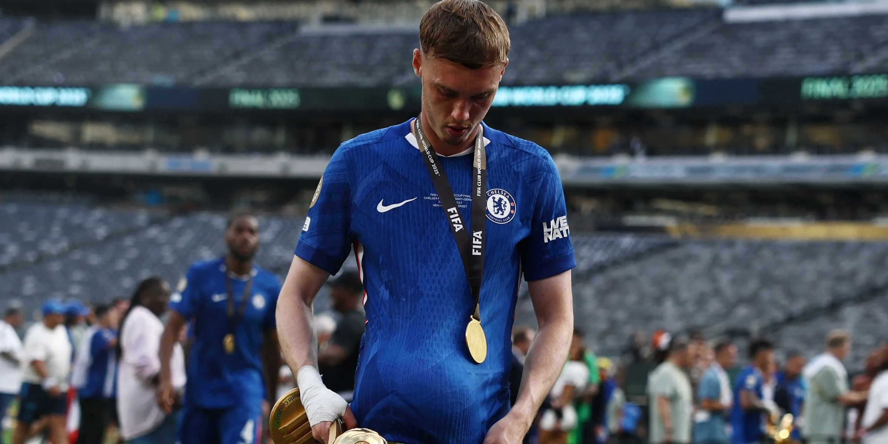 Cole Palmer ăn mừng cùng danh hiệu Quả Bóng Vàng tại FIFA Club World Cup của Chelsea