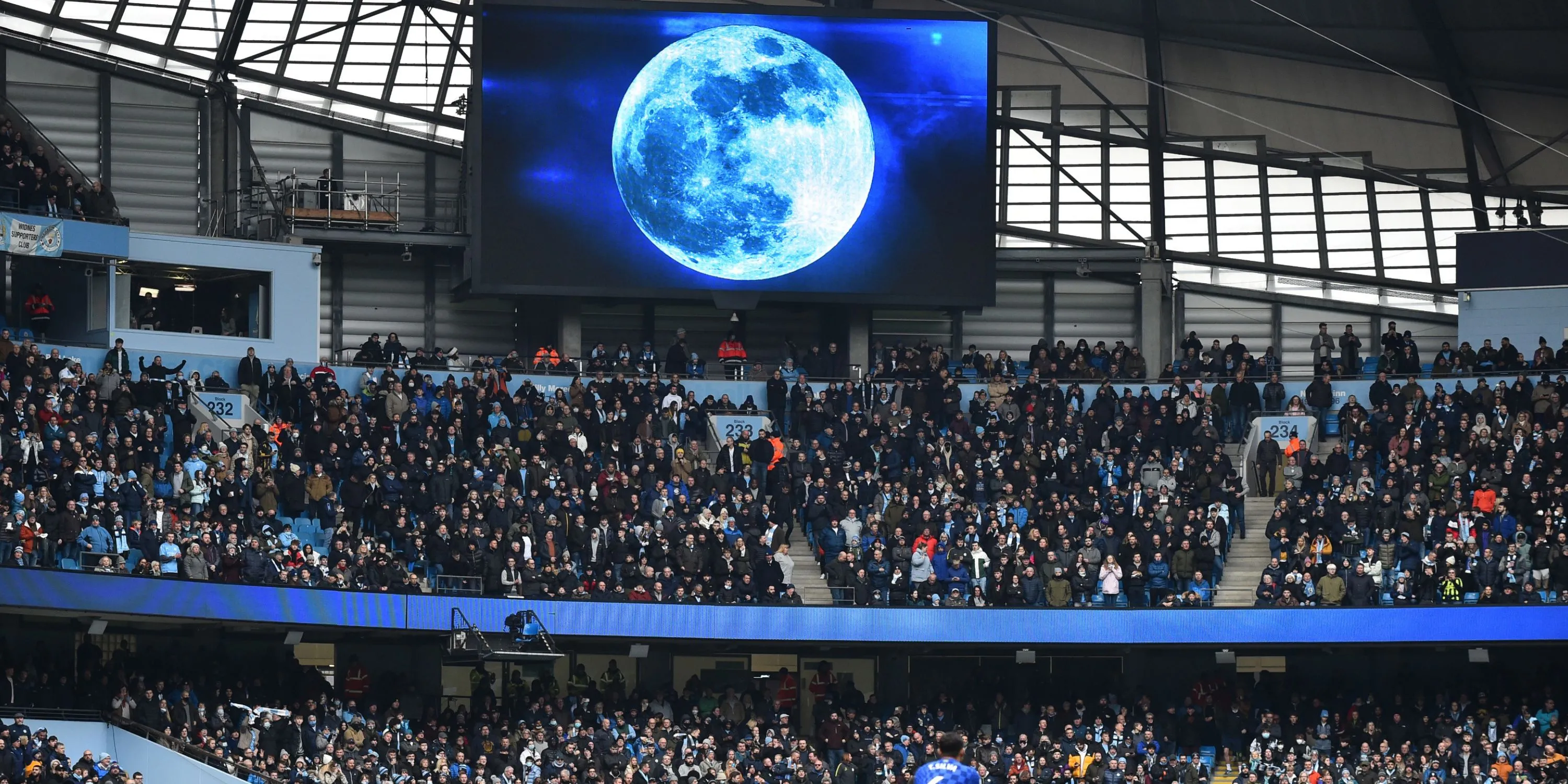 Hình ảnh mặt trăng xanh được chiếu trên màn hình tại Manchester City