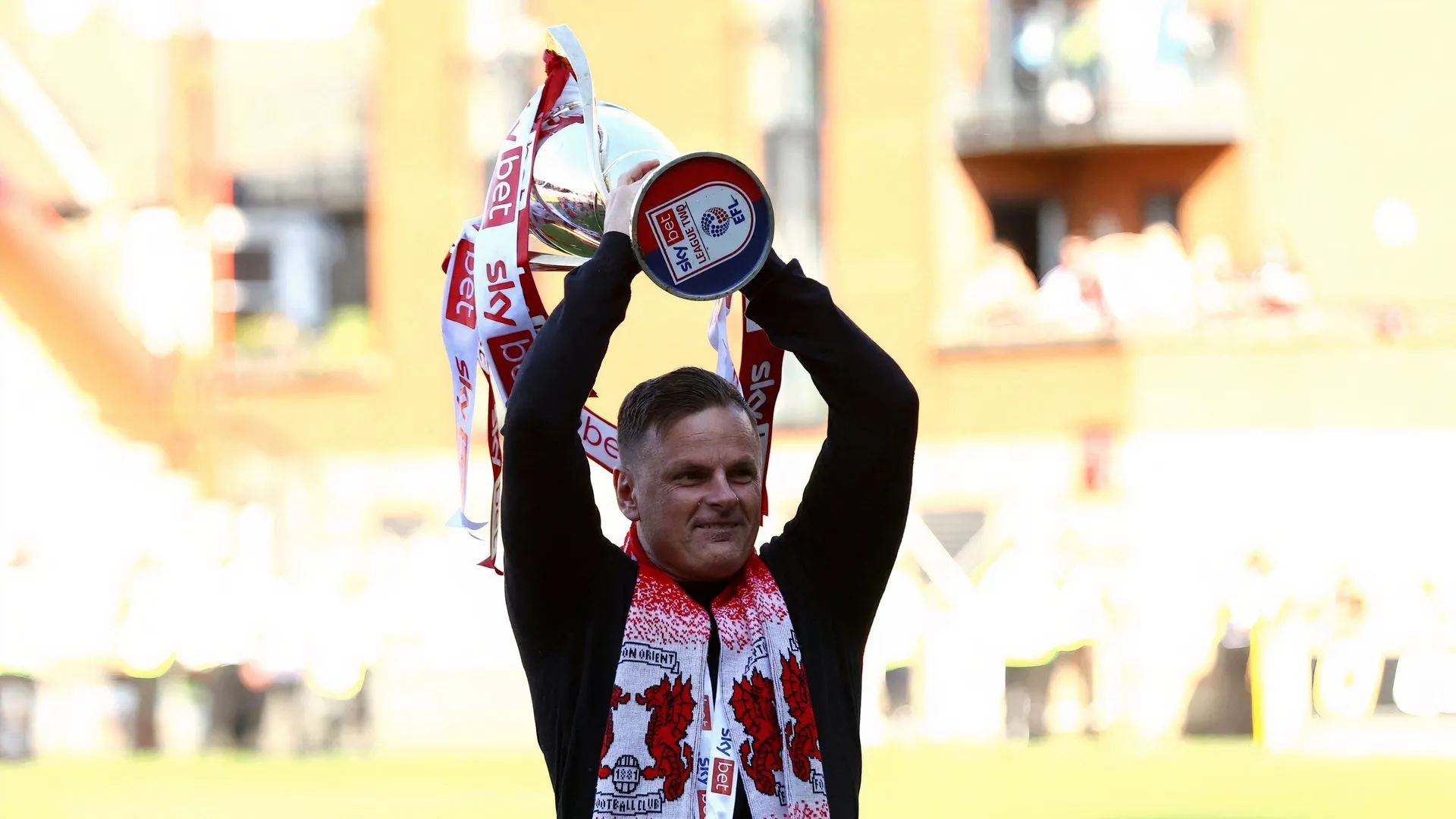 HLV Richie Wellens ăn mừng chức vô địch League Two cùng các cầu thủ Leyton Orient mùa giải 2022/23