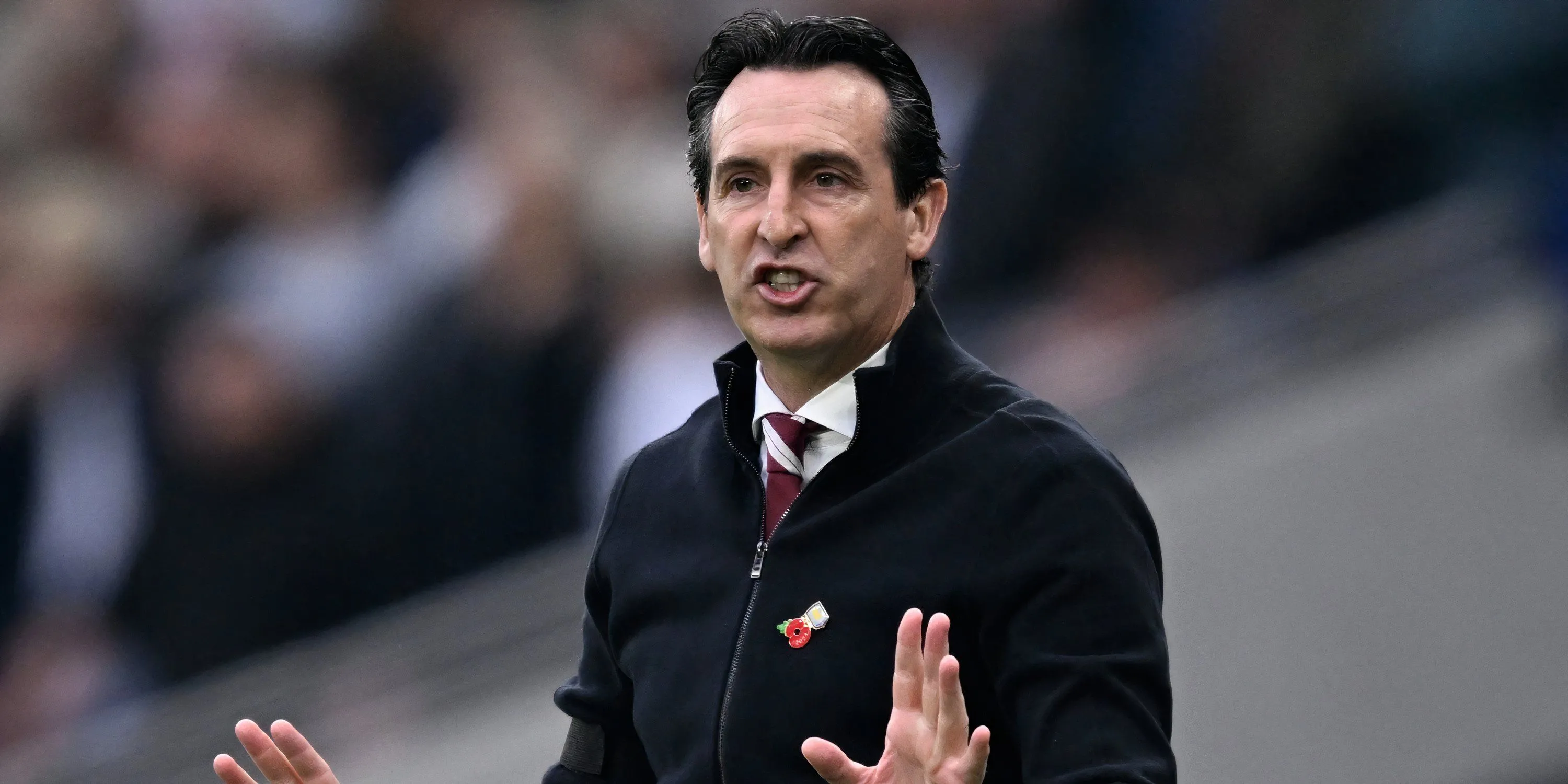 HLV Unai Emery của Aston Villa trên đường biên chỉ đạo