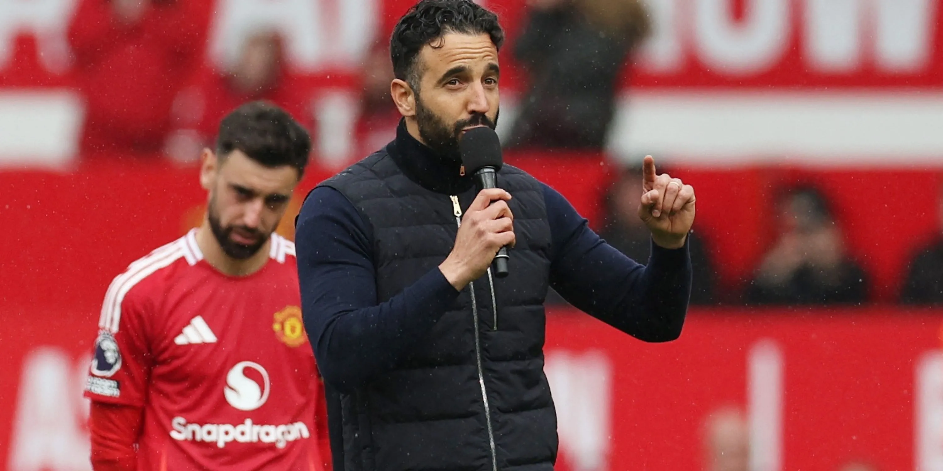 Huấn luyện viên Ruben Amorim trò chuyện cùng cổ động viên Manchester United sau trận đấu giao hữu