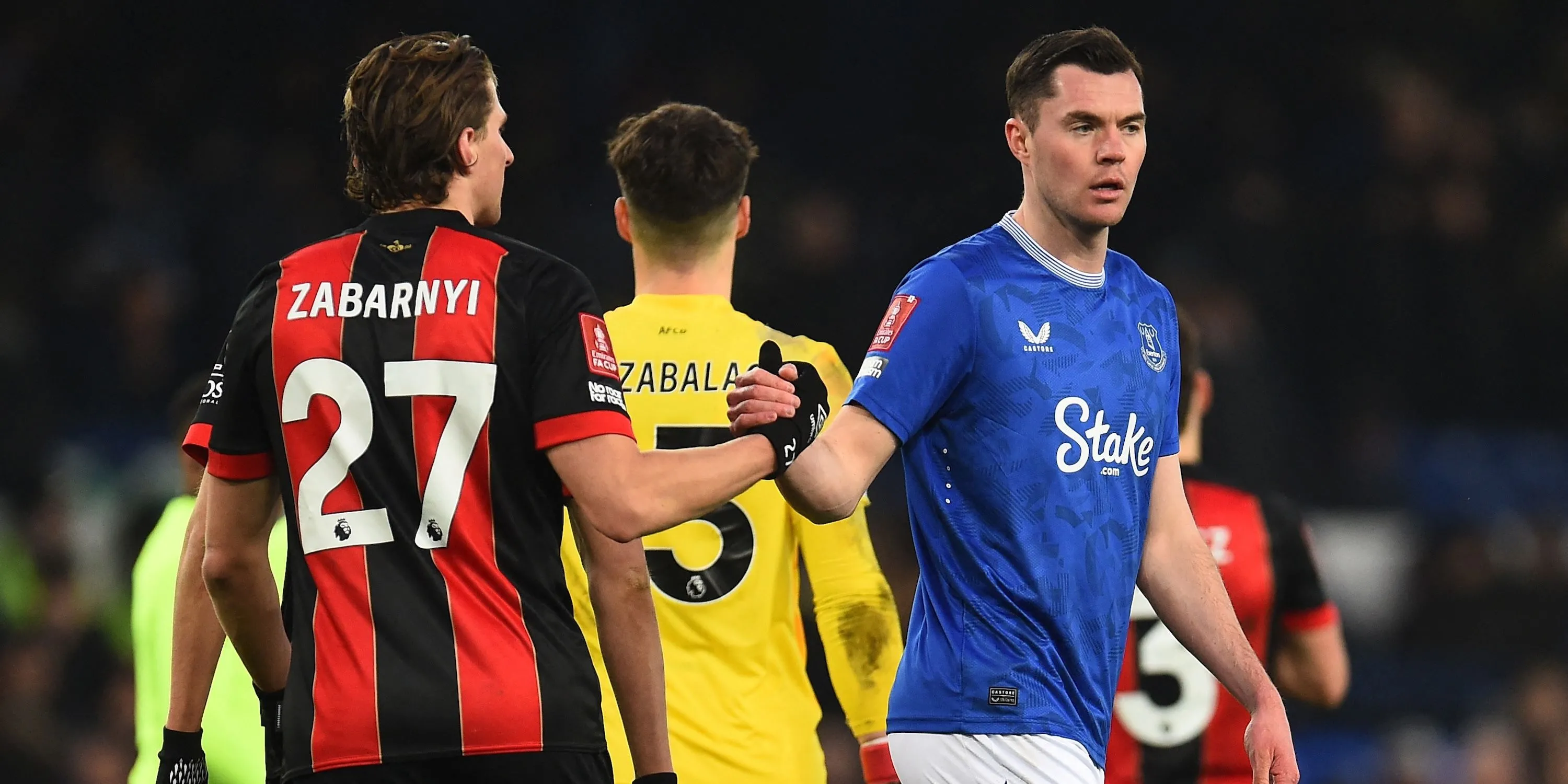 Illya Zabarnyi, trung vệ của AFC Bournemouth, bắt tay Michael Keane của Everton sau trận đấu, thể hiện sự ổn định và đáng tin cậy trên sân cỏ.