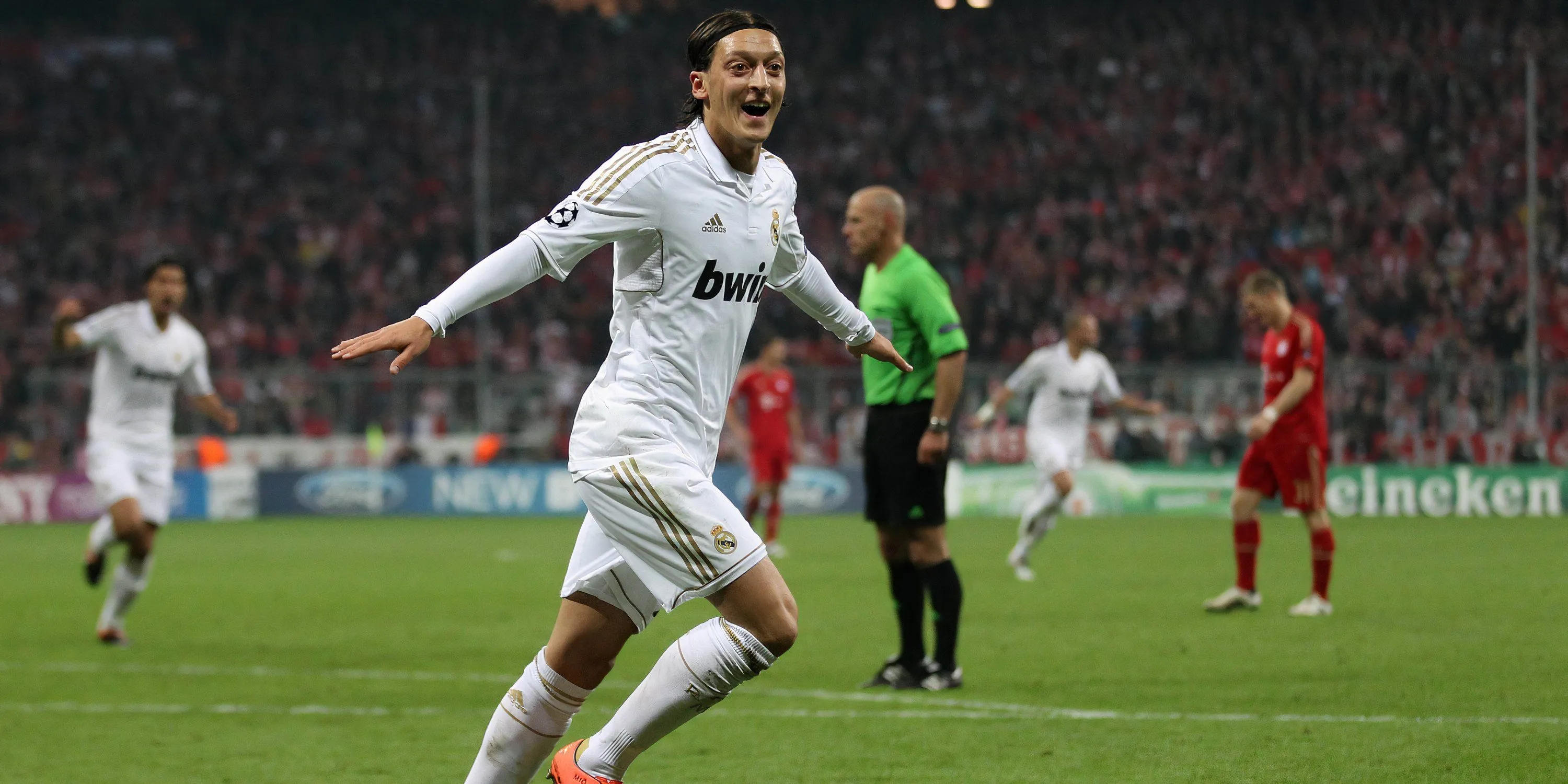 Mesut Ozil trong màu áo Arsenal với kỹ năng chuyền bóng