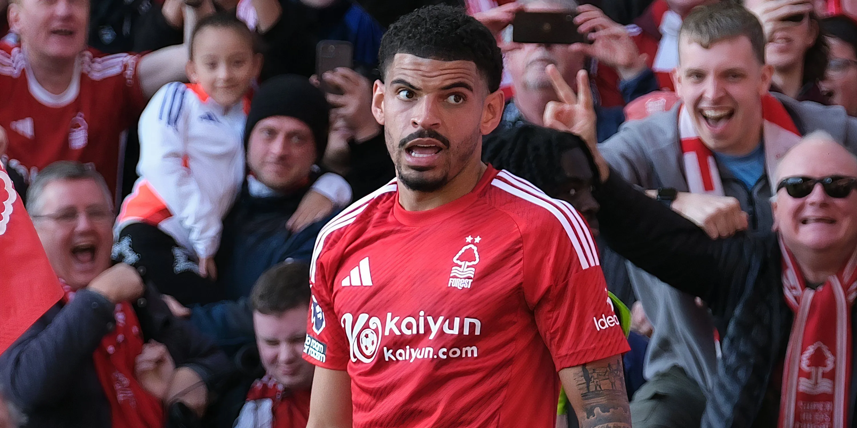 Morgan Gibbs-White ăn mừng bàn thắng cho Nottingham Forest, cầu thủ tài năng thu hút sự chú ý từ Tottenham