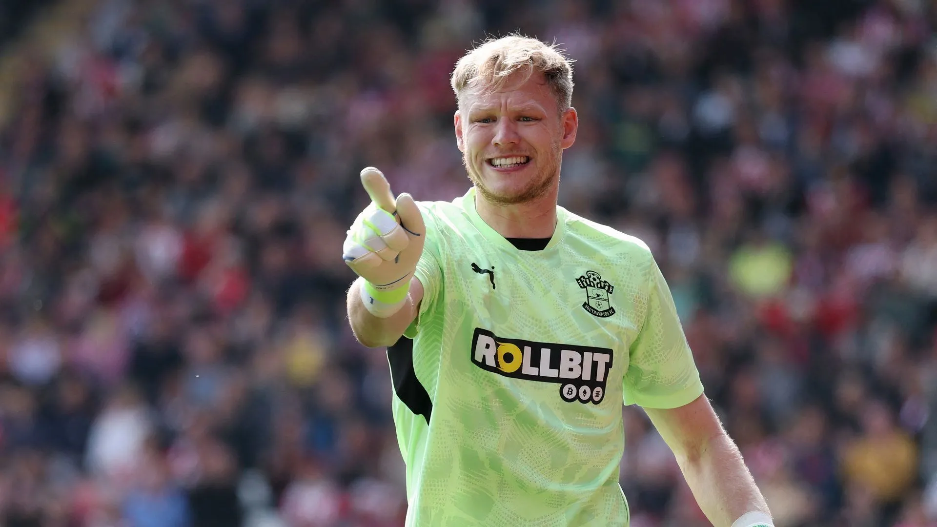 Thủ môn Aaron Ramsdale của Southampton trong một trận đấu tại St Mary's.