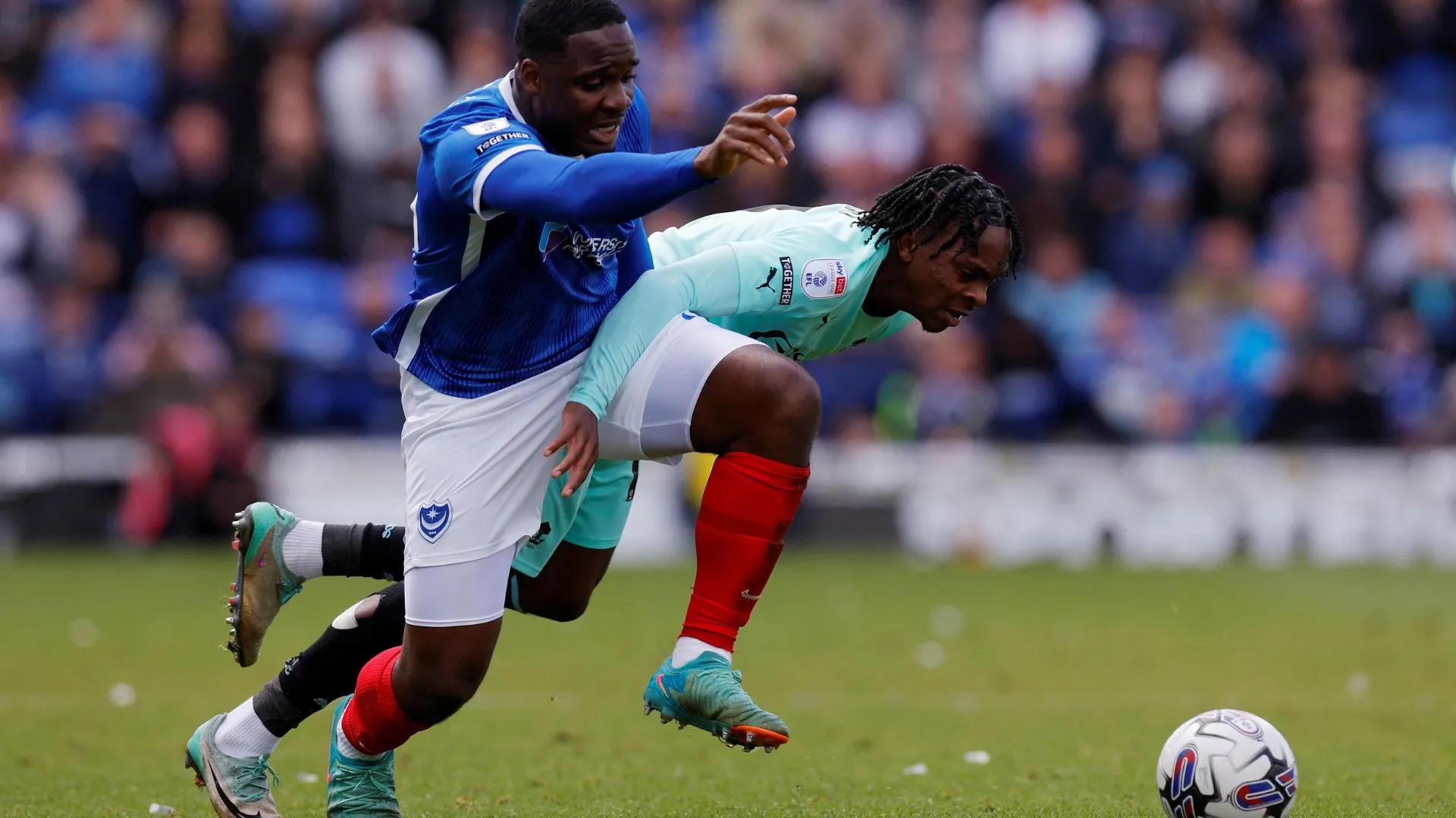 Tiền đạo Christian Saydee trong màu áo Portsmouth