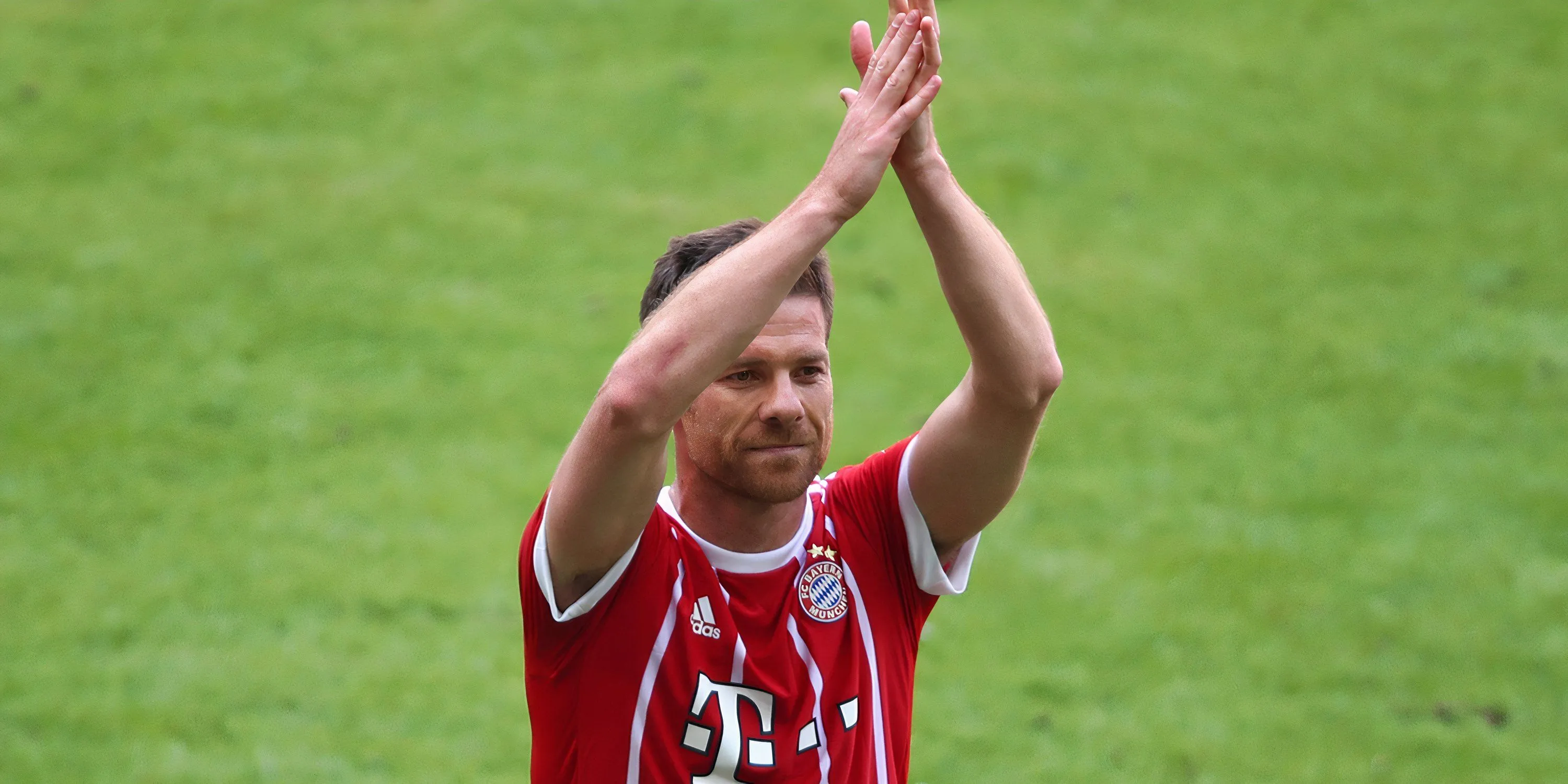 Xabi Alonso trong màu áo Bayern Munich chuyền dài