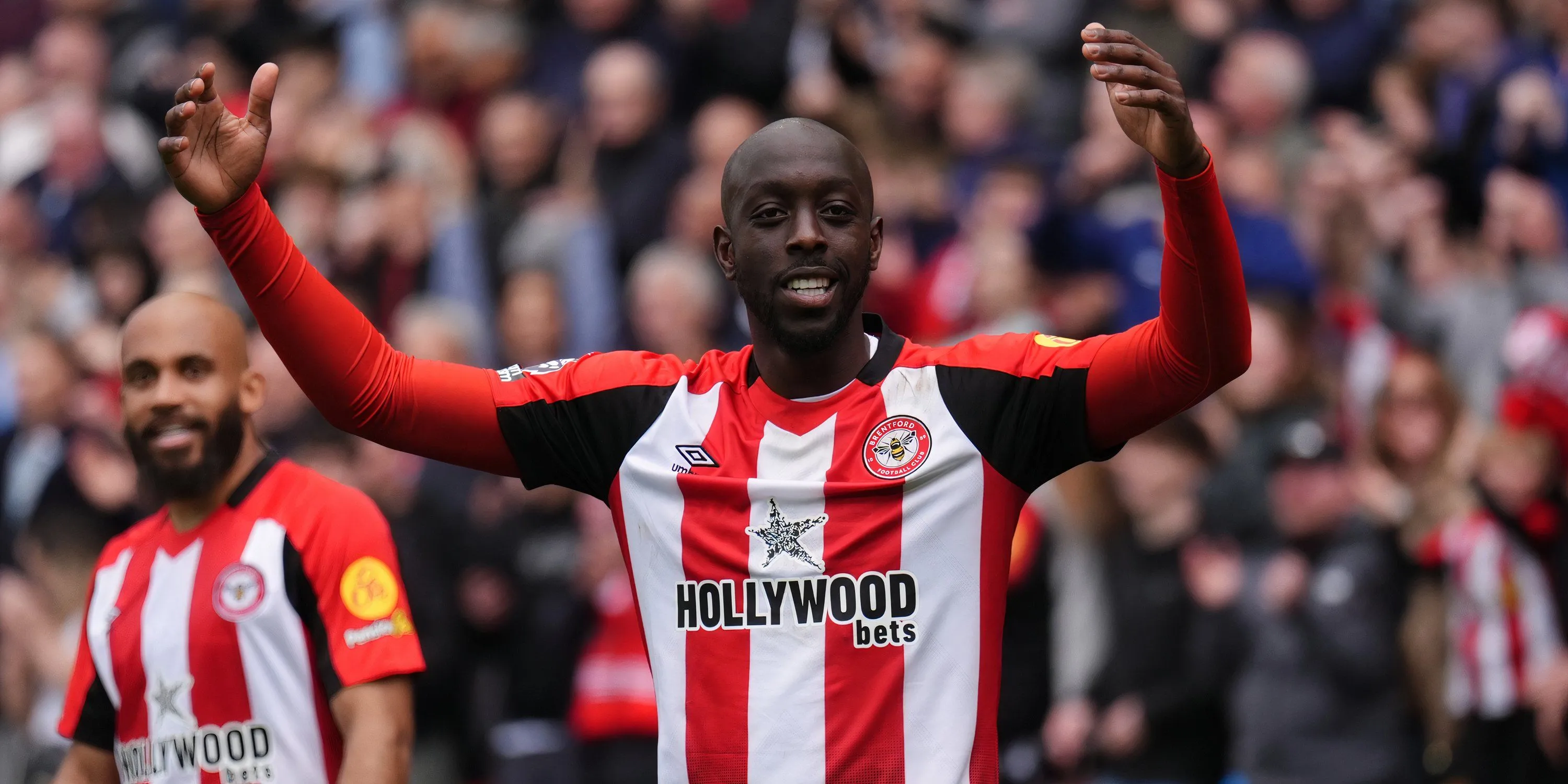 Yoane Wissa ăn mừng bàn thắng cho Brentford, cầu thủ Newcastle đang theo đuổi