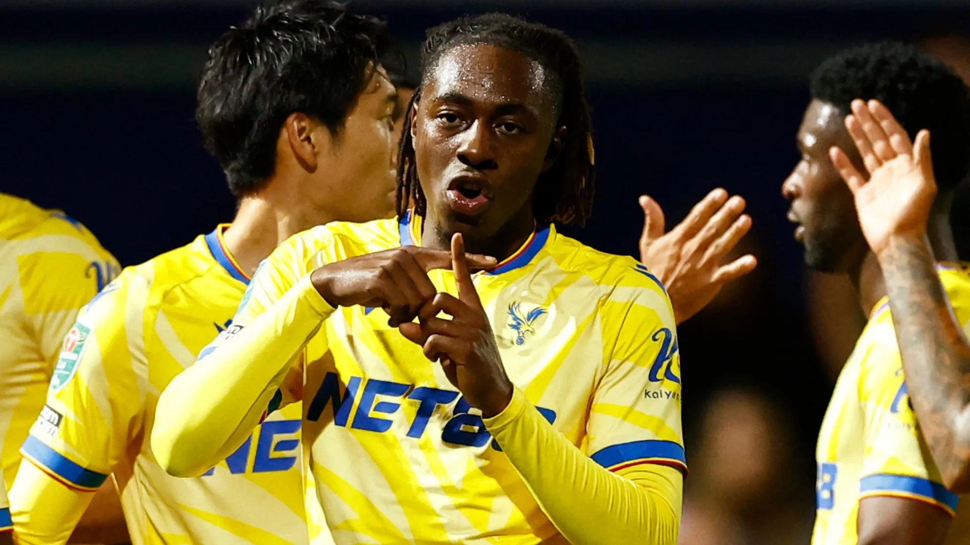 Eberechi Eze ăn mừng sau khi ghi bàn cho Crystal Palace tại chung kết FA Cup