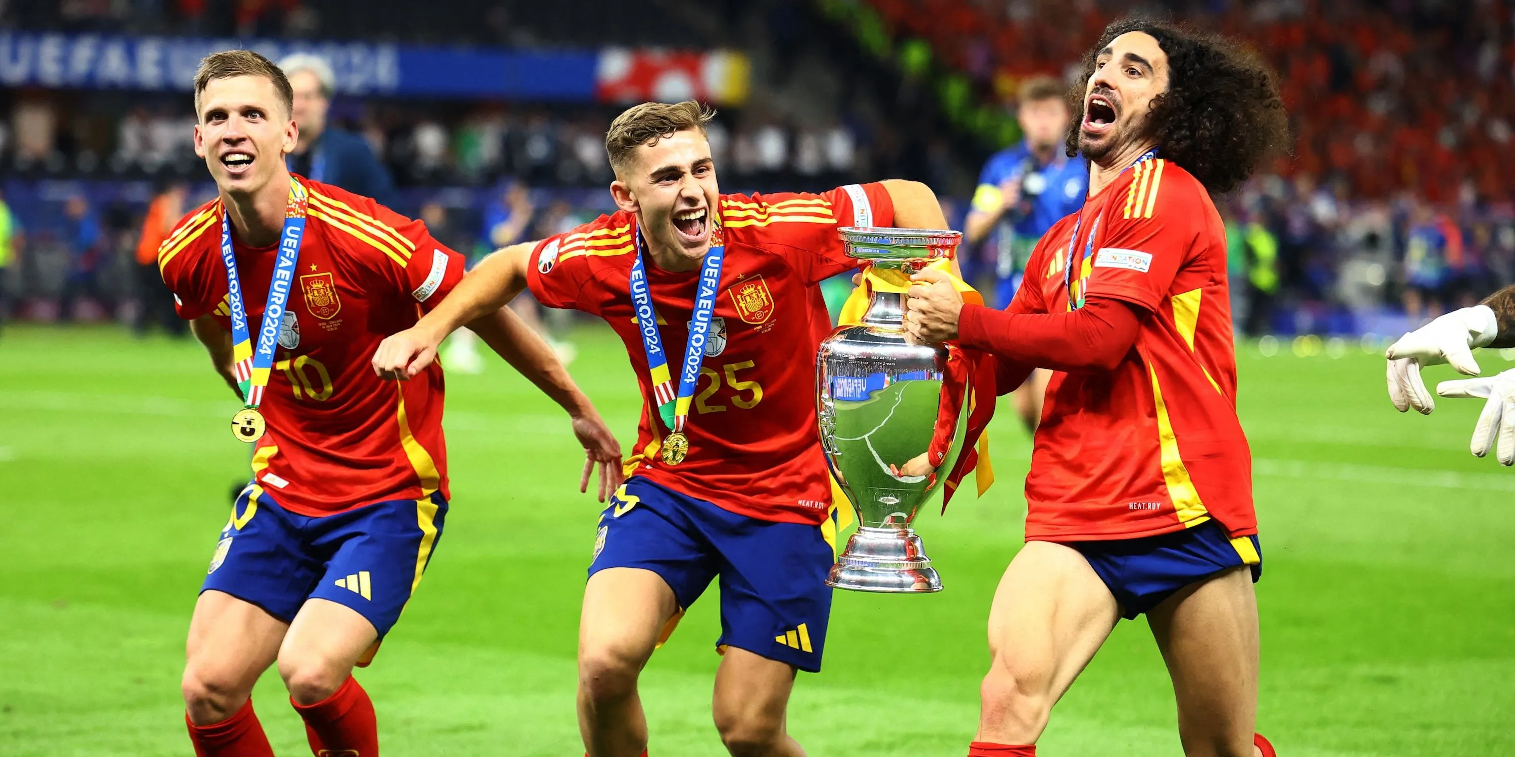Fermin Lopez cùng các đồng đội Tây Ban Nha ăn mừng chức vô địch Olympic.