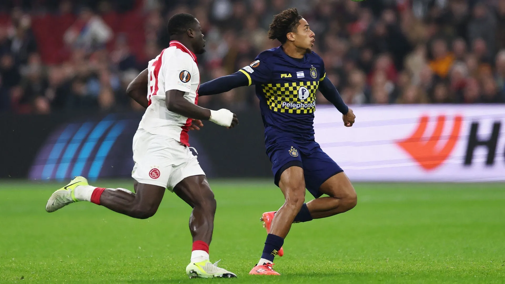 Sân vận động, nơi các tài năng trẻ như Milan van Ewijk chứng minh giá trị tại Championship