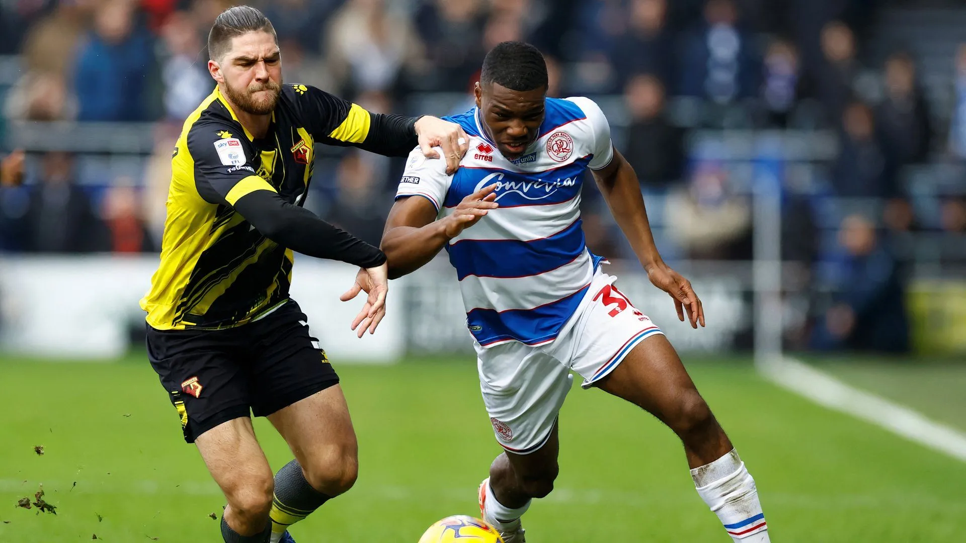 Tiền đạo Sinclair Armstrong cân nhắc tương lai tại Bristol City