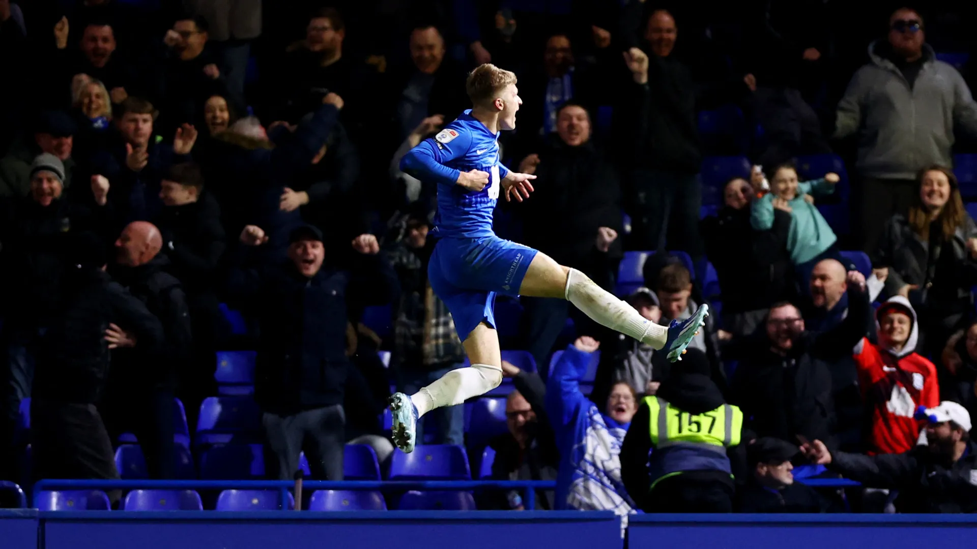 Tiền vệ Jordan James ăn mừng sau khi ghi bàn cho Birmingham City