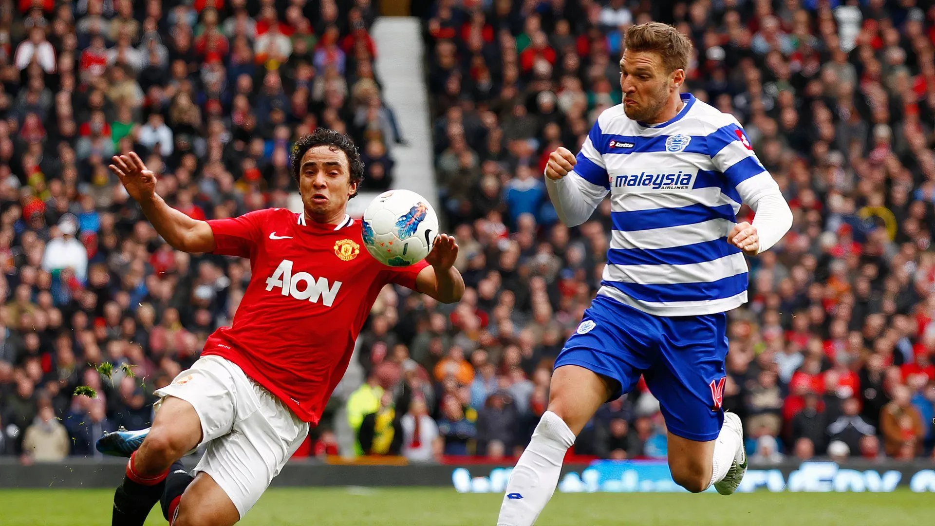 Akos Buzsaky thể hiện kỹ thuật điêu luyện trong màu áo QPR tại Ngoại hạng Anh