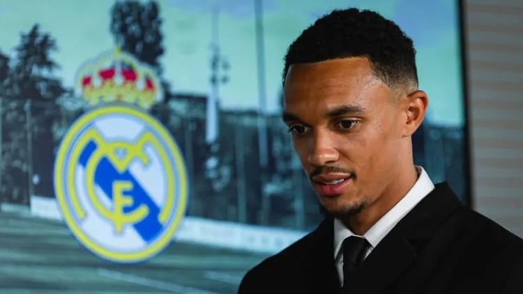 Alexander-Arnold trong tư thế sẵn sàng tranh đấu tại Champions League
