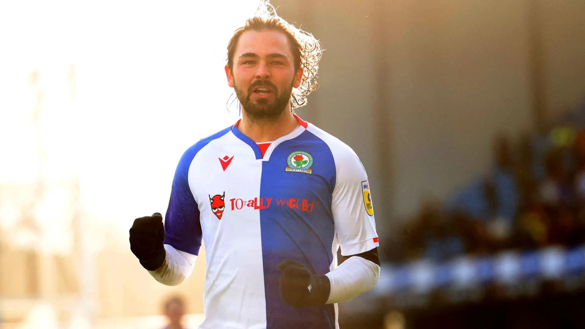 Bradley Dack trong trang phục Blackburn Rovers, một tiền vệ tấn công có kỹ năng kinh ngạc