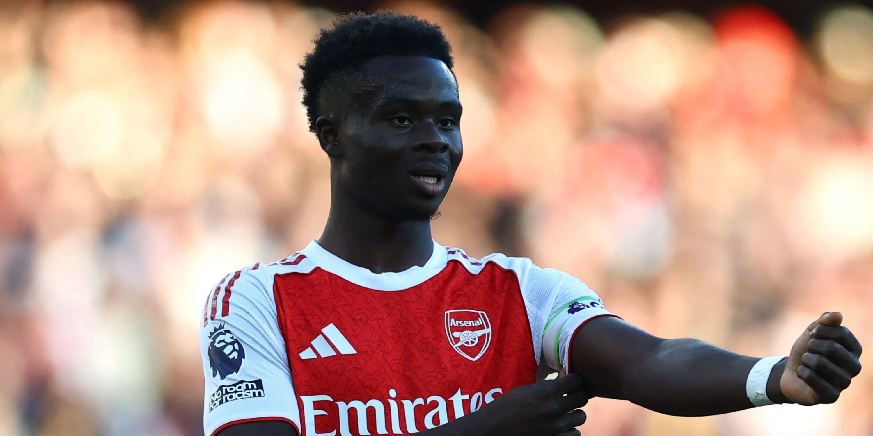 Bukayo Saka trong trang phục Arsenal Premier League, thể hiện nỗ lực tranh chấp bóng